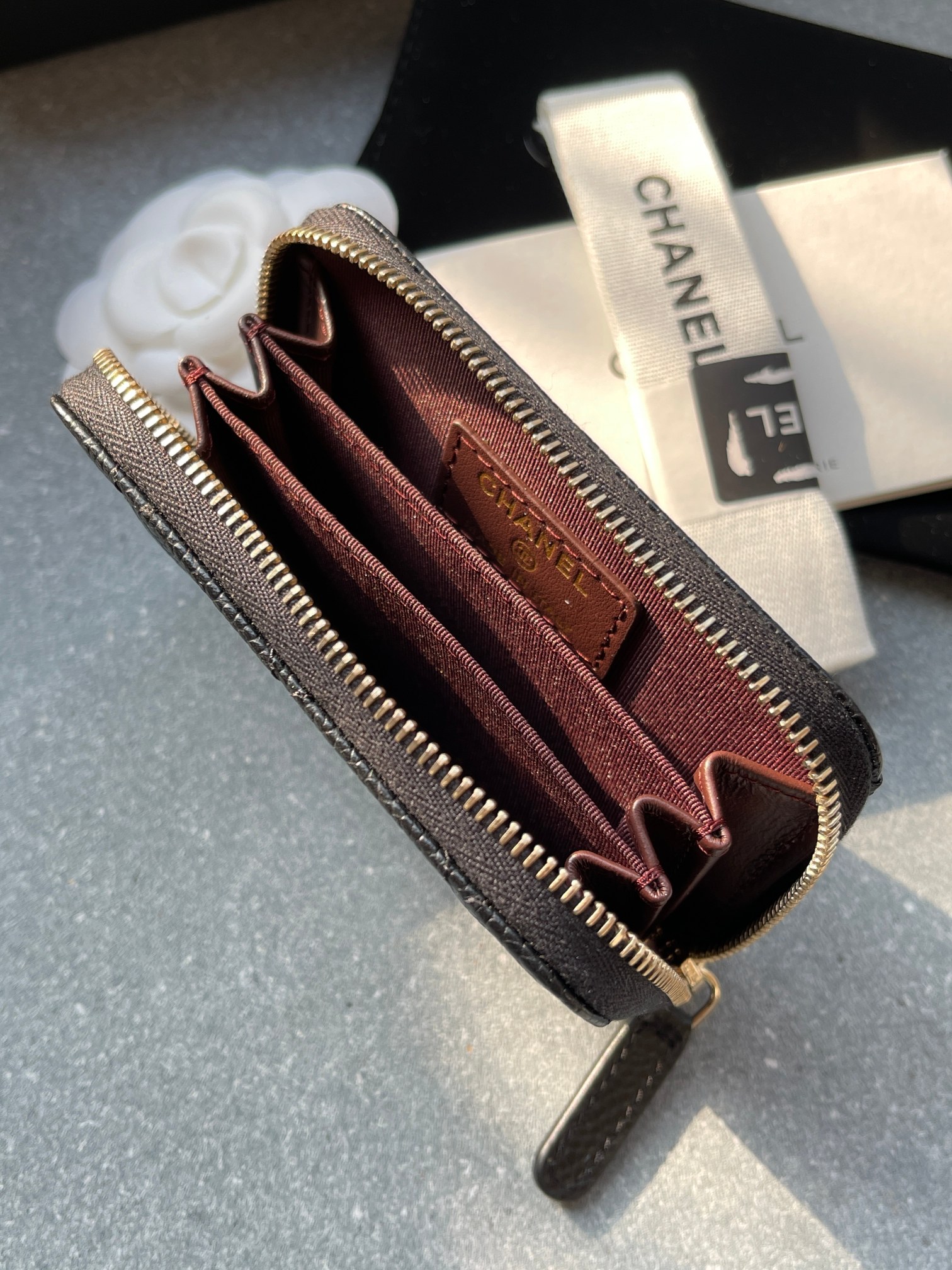 💰430 小香拉链卡包现货
尺寸：长11高7.5厚2cm
意大利原代工厂皮质，行业最顶尖工艺，全套专柜同级包装。
