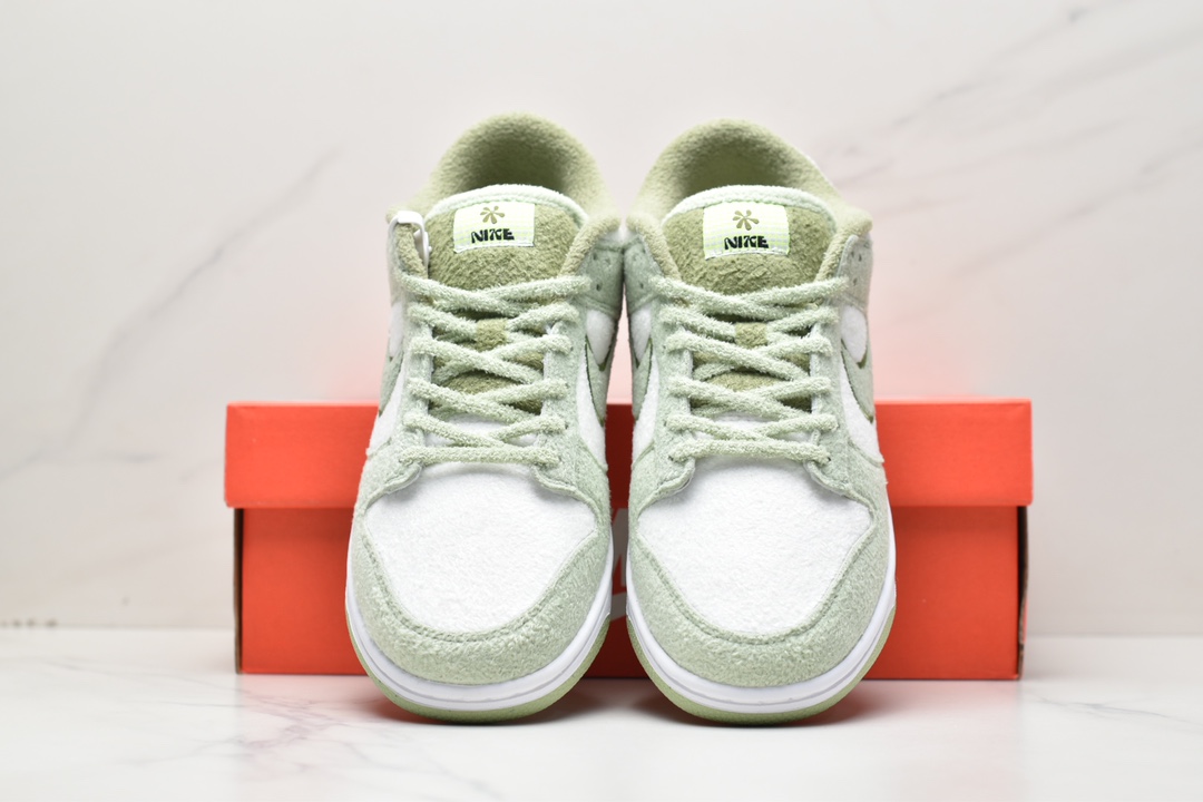 200 Dunk Low “Fleece” 白绿羊绒采用蓬松DQ7579-300