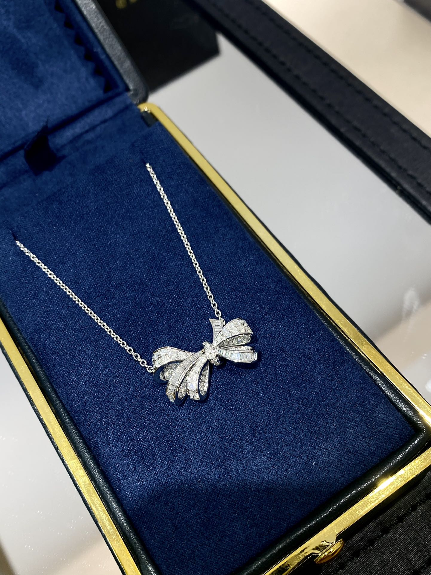 NO:633573,Tilda's Bow is a set inspired by the muse. The elegant Tilda's Bow recreates the dynamic beauty of a hand-tied bow. It outlines the graceful arc of the bow!  !  This is a hard-won style. In order to restore the vivid and smooth three-dimensional shape, it took a long time to modify and tinker with it. Secondly, the inlaying of stones is also very painstaking. On the basis of maintaining a smooth shape, the T square diamonds must be arranged closely. The result will be greatly compromised if it is not accurate enough. It is not easy to make it exquisite. Just look at the messy versions on the market. The necklace is made of silver and gold-plated material, with a circumference of 45cm, and the chain can be freely adjusted in length. It is suitable for a wide range of combinations!  For classic styles, you must choose high-quality versions. Our real gold craftsmanship and details will give you a jewelry experience. 88260, necklace, gold plating, Cardia high-end jewelry19860909Tilda's Bow蝴蝶结灵感缪斯女神套装,雅的Tilda's Bow重现手系蝴蝶结的灵动美态.勾勒出蝴蝶结优美弧线！！ 来之不易的款式,为了还原生动流畅的立体造型,修修改改捣鼓了好久才出来的一款.其次镶嵌排石也是煞费苦心,保持外形流畅的基础上,还要紧密排列T方钻,一点不够精确呈现的结果也要大打折扣,做精致特别不容易.看市场上乱七八糟的版就知道了 项链通体银镀金材质,周长45cm,链条可自由调节长短.适用搭配非常广！ 大经典的款式,就要选择高品质的版,咱们家真金的工艺和细节,给你珠宝体验感88260,,necklace,gold plating,卡迪亚高端饰品,Jewelry