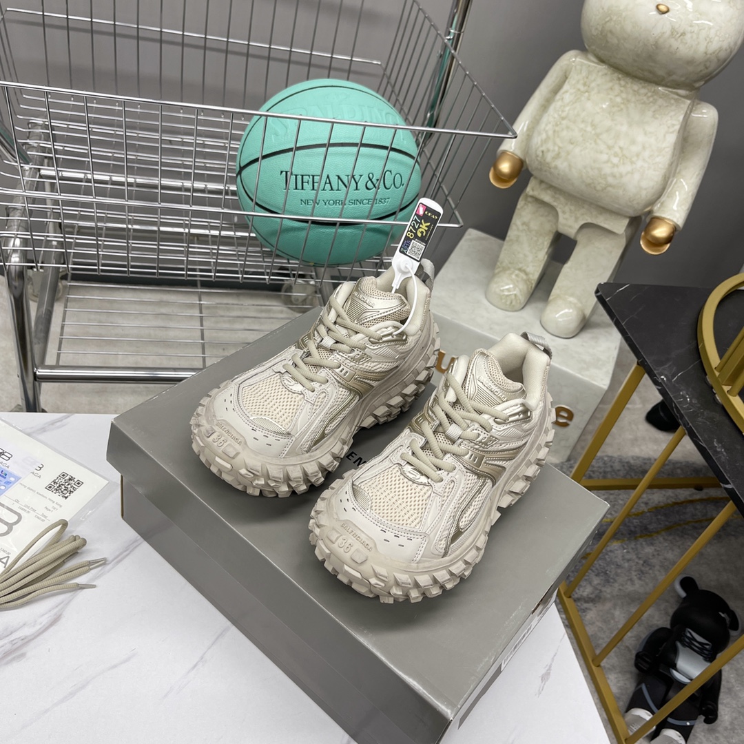 NO:165025,Original paper version of men's and women's shoes Original consistent accessories dust bag and shoelaces with shoelaces 1:1 ratio weight Full palm PU latex insole and light wear and aging effect of appearance Newly developed 4-layer combination exaggerated tire pattern sole bottom Wild appearance can be called a shoe industry war vehicle, French high-end luxury brand - Balenciaga BALENCIAGA Defender Rubber Platform Sneakers Guardian series low-top tank track tire off-road outdoor heightened thick sole casual sports jogging shoes 