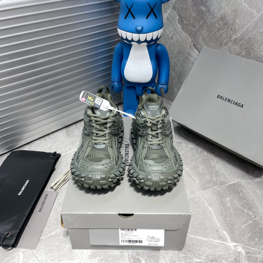 NO:652250,Developed version of the original paper last for men's and women's shoes. Original accessories, dust bag and shoelaces included. 1:1 proportion weight. Full-length PU latex insole and slightly worn appearance. Newly developed 4-layer combination with exaggerated tire tread sole bottom. Wild appearance can be called a chariot in the shoe world. French high-end luxury brand - Balenciaga BALENCIAGA Defender Rubber Platform Sneakers Guardian series low-top tank track tire type off-road outdoor heightened thick-soled casual sports jogging shoes 'beige distressed' Leather-free Nylon and mesh material Wear effect Exaggerated tire pattern sole 15mm arch Debossed tongue Balenciaga brand logo Debossed Balenciaga logo and size on toe edge and back heel Back pull tab Made in China Wipe with soft cloth Material 60 polyurethane, 28 polyester fiber, 12 nylon Balenciaga, which has taken the field of luxury sports shoes by storm with its special appearance, has many eye-catching works under the leadership of design director Demna Gvasalia, from Triple S and Track series to X-Pander and Crocs joint series. This time it releases eye-catching shoes again, bringing the latest sports shoe 'Defender'. The shoe will be released in 2025 Exposed for the first time at the spring and summer fashion show, it is a transformation of classic sports shoes, using strong tire-like units to create an aggressive and huge sole, with three-dimensional bulges covering all sides. The wild appearance can be called a chariot in the shoe industry. Through the manipulation of material proportions and simple use of colors, a relatively soft design is used on the upper to highlight the highlights of the shoe. Size 35 36 37 38 39 40 41 42 43 44 45 46,casual shoes/sneakers,balenciaga,balenciaga,fendi,tom ford,sneakers19860909男女鞋原楦原纸版开发版型 原版一致配件防尘袋及附送鞋带 1:1比例克重 全掌PU乳胶鞋垫及外观轻度磨损做旧效果 全新开发4层组合夸张轮胎花纹鞋底底部 狂野外型堪称鞋界战车,法国高端奢侈品牌-巴黎世家 BALENCIAGA Defender Rubber Platform Sneakers卫士系列低帮坦克履带轮胎型越野户外增高厚底休闲运动慢跑鞋“米色做旧” 不含皮革 尼龙和网布材质 磨损效果 夸张轮胎花纹鞋底 15毫米足弓 鞋舌凹印 Balenciaga 品牌标识 鞋头边缘和后帮凹印 Balenciaga 徽标和尺码 后帮拉袢 中国制造 用软布擦拭 材质60聚氨酯、28聚酯纤维、12尼龙 凭藉特殊外型风靡奢华运动鞋领域的 Balenciaga,在设计总监 Demna Gvasalia的职掌下,不乏吸睛作品,从 Triple S、Track 系列,到 X-Pander以及 Crocs 联名系列,今番再发布引人注目的鞋履,带来最新运动鞋款「Defender」.该鞋款于 2025 春夏时装秀上首次曝光,在经典运动鞋基础上加以改造,利用坚固轮胎状单元打造具侵略性的巨大鞋底,立体凸起包覆四周,狂野外型堪称鞋界战车,透过材质比例的拿捏和单纯的用色,在鞋面采用相对柔和的设计,衬出鞋款亮点. 尺码35 36 37 38 39 40 41 42 43 44 45 46,休闲鞋/运动鞋,balenciaga,balenciaga,fendi,tom ford,sneakers,Women's Shoes