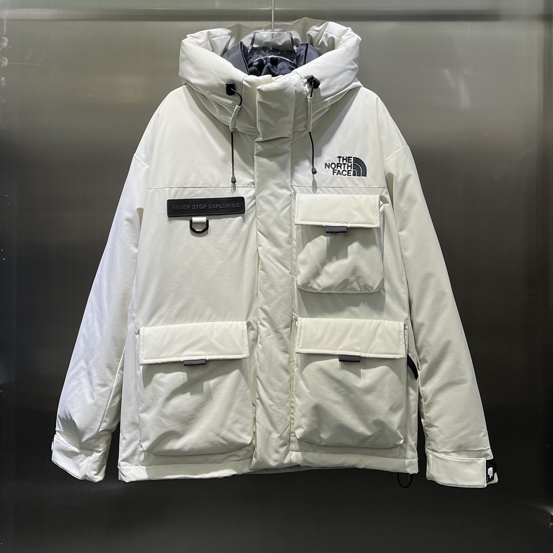 NO:696880,Comes with dust bag for autumn and winter. North Face work style pocket down jacket. Heavy white duck down filling. Fluffy, three-dimensional and full. Stand-up collar and hooded bun. Loose fit. Both men and women can control the series. Work style large pocket decoration. Stylish and fashionable upper body. Must-have for winter skiing and outdoor travel. Windproof, warm and stylish. YB consistent details. Two colors and four sizes. SMLXL,,The North Face,down jacket,hats,19860909配防尘袋秋冬 北面工装风口袋羽绒服 重磅白鸭绒填充 蓬松立体又饱满 可立领连帽面包宽松版型 男女都可以驾驭系列 工装风大口袋装饰 上身有型又时髦帅气 冬季滑雪户外旅游必备 挡风保暖又能造型 YB一致细节哦 两色四码 SMLXL,,The North Face,down jacket,hats,,Women's clothing