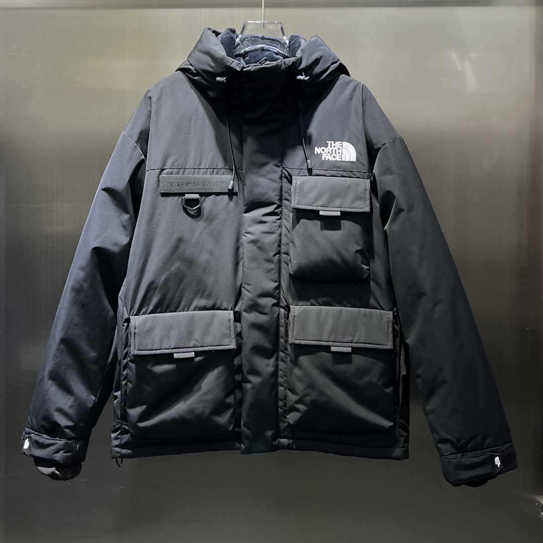 NO:696882,Comes with dust bag for autumn and winter. North Face work style pocket down jacket. Heavy white duck down filling. Fluffy, three-dimensional and full. Stand-up collar and hooded bun. Loose fit. Both men and women can control the series. Work style large pocket decoration. Stylish and fashionable upper body. Must-have for winter skiing and outdoor travel. Windproof, warm and stylish. YB consistent details. Two colors and four sizes. SMLXL,,The North Face,down jacket,hats,19860909配防尘袋秋冬 北面工装风口袋羽绒服 重磅白鸭绒填充 蓬松立体又饱满 可立领连帽面包宽松版型 男女都可以驾驭系列 工装风大口袋装饰 上身有型又时髦帅气 冬季滑雪户外旅游必备 挡风保暖又能造型 YB一致细节哦 两色四码 SMLXL,,The North Face,down jacket,hats,,Women's clothing