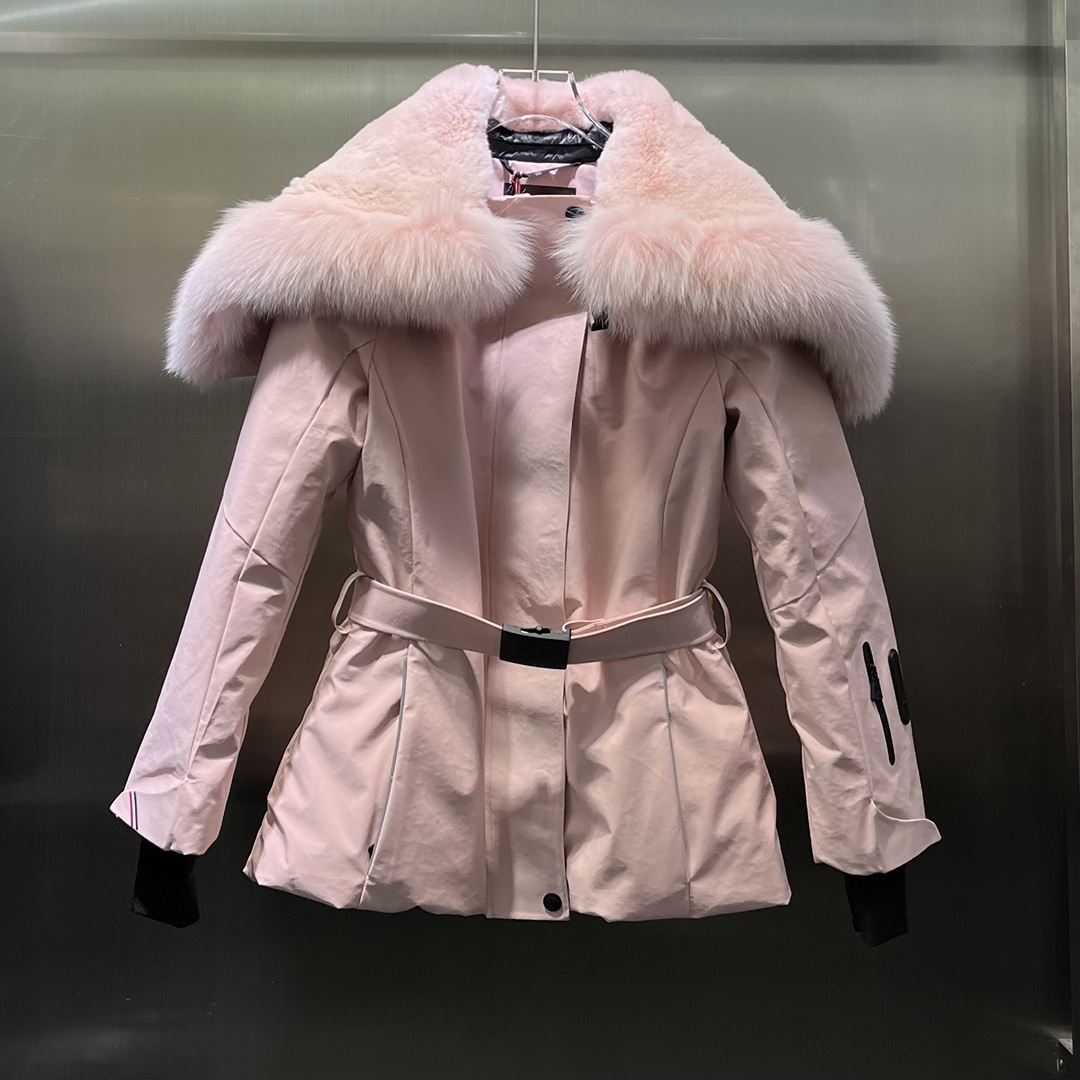 NO:696898,Comes with dust bag Moncle* New product launched in Mengkoujia Ski Series Rabbit down + fox fur collar belt thickened down jacket waterproof and windproof fabric Be the most sassy ski queen The hat is detachable and can also be pulled into a shawl-style design Simple and eye-catching The rabbit fur combination is simply beautiful Elegant sports style without losing the sense of fashion Three-dimensional tailoring Goose down filling Unique performance aesthetics make sports both elegant and nostalgic retro elements Create a comfortable and fashionable new style without any restrictions High version 0 1 2 3 3 colors,,Moncler,jackets & coats,down jacket,shawls,hats,19860909配防尘袋Moncle* 新品上架蒙口家滑雪系列 兔绒+狐狸毛领腰带加厚羽绒外套防水防风面料 做最飒的滑雪女王 帽子可拆卸 也可拉成披肩式设计 简约吸睛 露出兔绒搭配 简直美翻了 典雅运动风格而不失時尚感 立体剪裁 鹅绒充填 独特的性能美学让运动兼具优雅气质怀旧复古元素 打造舒适时髦的全新风尚型格不设限  高版本0 1 2 3 3色,,Moncler,jackets & coats,down jacket,shawls,hats,,Women's clothing