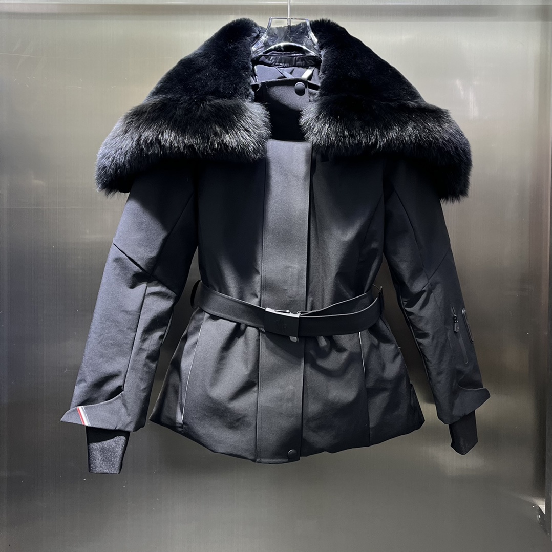 NO:696877,Comes with dust bag Moncle* New product launched in Mengkoujia Ski Series Rabbit down + fox fur collar belt thickened down jacket waterproof and windproof fabric Be the most sassy ski queen The hat is detachable and can also be pulled into a shawl-style design Simple and eye-catching The rabbit fur combination is simply beautiful Elegant sports style without losing the sense of fashion Three-dimensional tailoring Goose down filling Unique performance aesthetics make sports both elegant and nostalgic retro elements Create a comfortable and fashionable new style without any restrictions High version 0 1 2 3 3,,Moncler,jackets & coats,down jacket,shawls,hats,19860909配防尘袋Moncle* 新品上架蒙口家滑雪系列 兔绒+狐狸毛领腰带加厚羽绒外套防水防风面料 做最飒的滑雪女王 帽子可拆卸 也可拉成披肩式设计 简约吸睛 露出兔绒搭配 简直美翻了 典雅运动风格而不失時尚感 立体剪裁 鹅绒充填 独特的性能美学让运动兼具优雅气质怀旧复古元素 打造舒适时髦的全新风尚型格不设限  高版本0 1 2 3 3,,Moncler,jackets & coats,down jacket,shawls,hats,,Women's clothing