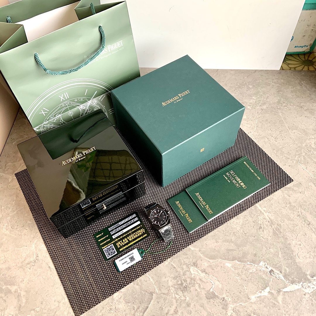 NO:393325,The most powerful 'steel king' female model Audemars Piguet Royal Oak, the 'only' model on the market and the 'only' of each authentic accessories, which is a universal 'version'...  This design dial size is 34mm ultra-thin mechanical watch! The most suitable for girls’ watches, the plaid decorative pattern is matched with platinum three-dimensional fluorescent time marks and royal oak hand. It is known as the strongest 'king of steel watches', which can best show the charm of women's atmospheric style! (One watch number one, bottom shell code tag, card protection, three-code in one) Each watch has its own independent identity code! The case strap is made of original imported stainless steel material, and the hard wear-resistant case strap is delicately brushed and not sharp, perfectly interprets the authentic fine fine  The meticulous part of the section is meticulous, the movable head particle design is consistent with the ZP at the head of the watch band, the switching texture of the buckle and the engraving process of each part are consistent with the ZP, the literal workmanship and color and ZP have no color difference. The movement uses the original Calibre5800 model movement, with a professional warranty of 5 years. Human factors cause only the accessories cost and cost to achieve perfect and humanized service. Customer satisfaction index! The full set of counters is shipped. It is the best choice for sending to others for their own use!,,audemars19860909批.最牛“钢王”女款爱彼“皇家橡树,市场上“唯一一款”和正品每个配件通用互换“版本 ”…….. 此款设计表盘尺寸34mm超薄机械表！最为合适女生腕表,格纹”装饰图案“搭配白金立体荧光时标和皇家橡树指针,有最强“钢表之王”之称,最能展现女人大气风格魅力！（一表一号,底壳码吊牌,保卡,三码合一）每个表都有自己的独立身份编码！表壳表带采用原版进口精钢材质制造,坚硬耐磨表壳表带细腻的拉丝且不会锋利的工艺完美演绎正品细节的一丝不苟,表带头粒连接表头处与ZP一致的活动头粒设计,表扣的开关质感与各部位的雕刻工艺均与ZP一致,字面做工与颜色和ZP毫无色差,机芯采用原装Calibre5800型号机芯,专业保修5年,人为因素造成只收配件成本费用,做到完美人性化服务客户满意度指数！专柜全套包装出货.送人自用都是最佳选择！,,audemars,Watch