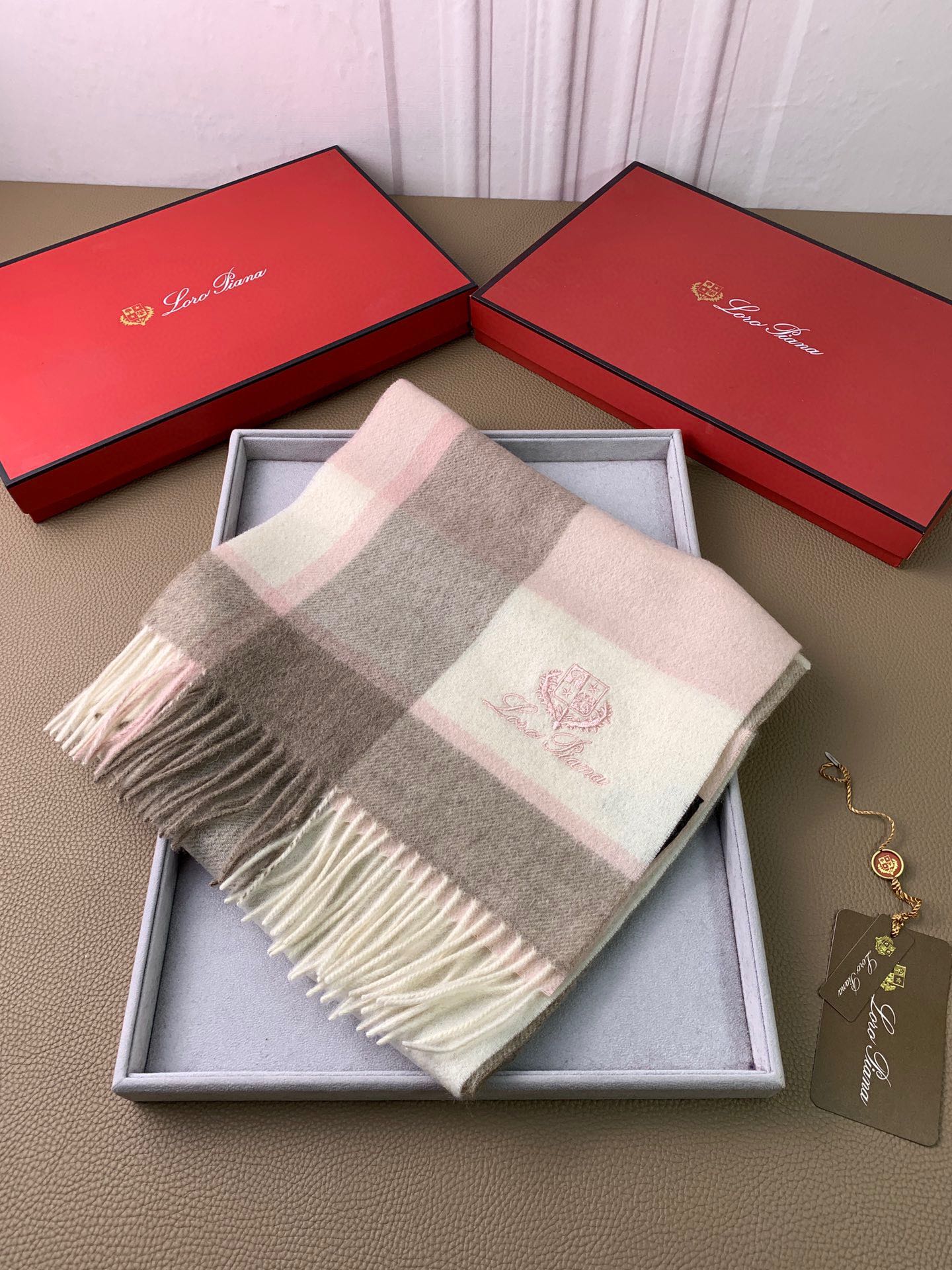 NO:587933,.LP Home. [Cashmere Scarf] Rare praise for keeping, a rare high-end men’s style!  Family benefits!  L is a very authentic men's scarf ~ I love the fabric, it is very soft, delicate and comfortable, with slight water ripples!  The atmosphere is simple and the color is super good-looking. It is a style that any boy will like. The small logo is very exquisite and has a texture that is not ostentatious. The bulk goods have been shipped out a few months ago. There is a little bit left over for the last order to benefit everyone. Classic men's 30cm wide cashmere scarf!  Unisex style, cashmere, size 30*180 (total length including tassels 180cm), suitable for formal wear or casual wear. It can be folded in half and hung or wrapped in a circle. It is stylish for a gentleman and has a warm demeanor!  high version scarf,high version scarf,loro piana19860909.LP家.【羊绒围巾】怒赞自留,难得的高端男款！家属福利！L非常正的男士围巾~面料大爱,非常柔软细腻舒服,轻度水波纹！大气简约,超级好看的男神配色,任何男生都会喜欢的款吧,小小Logo非常精致的点缀,有质感不张扬~大货几个月前已装船发走~尾单余一丢丢福利大家~经典男士的30cm宽羊绒围巾！男女通用款式,羊绒,规格30*180（含穗子总长180cm）,搭配正装或者搭配休闲装都很合适~对折挂围或者绕圈围都完全可以,绅士有型~有温度的风度！高版本围巾,高版本围巾,loro piana,scarf