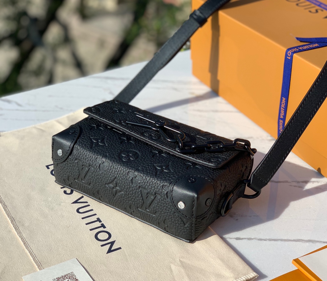 🌼 m81746尺寸18-11-6.5cm上市第一天就卖断货，可想而知这款是多受大众的喜爱，一包难求，L