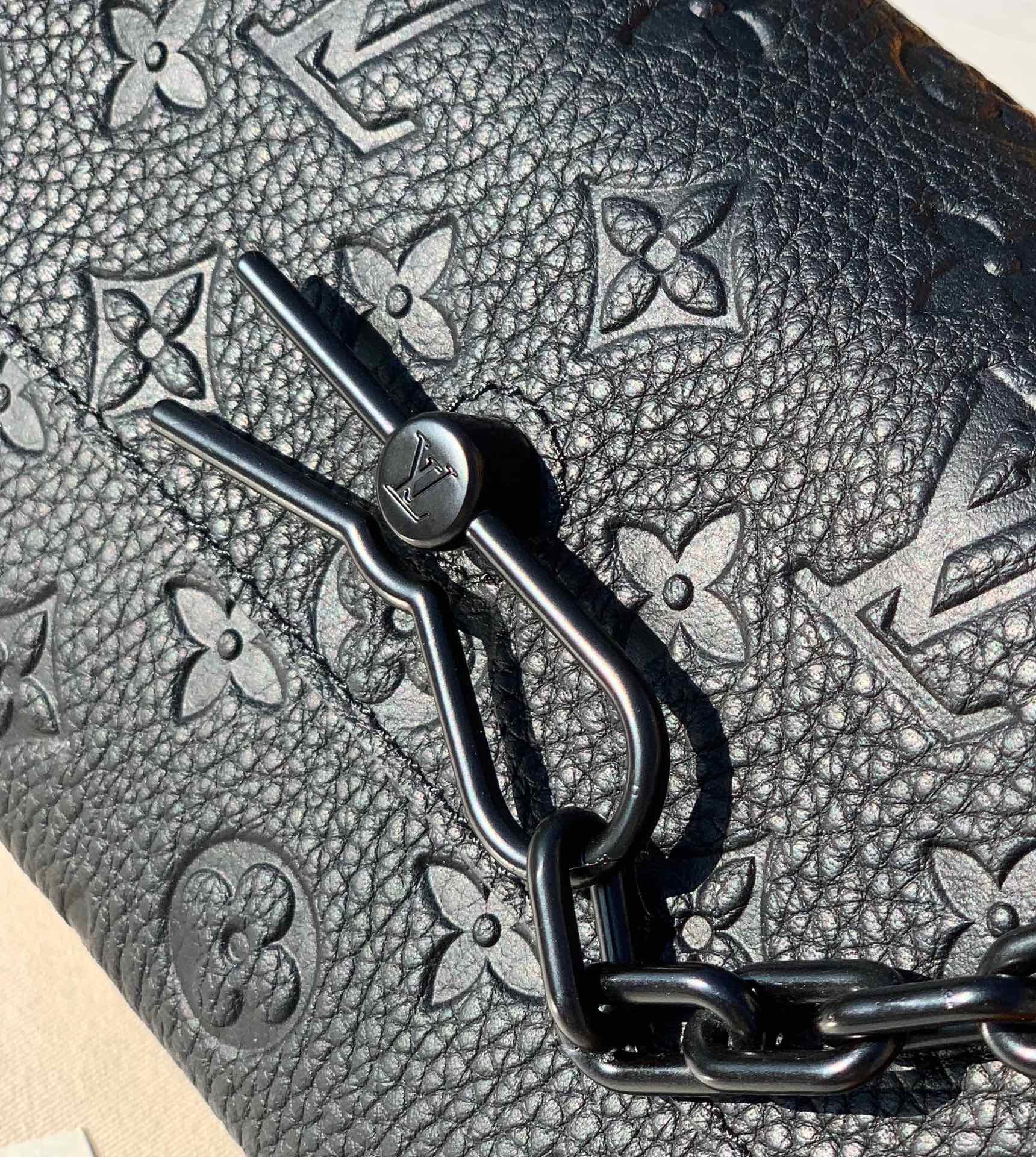 🌼 m81746尺寸18-11-6.5cm上市第一天就卖断货，可想而知这款是多受大众的喜爱，一包难求，L