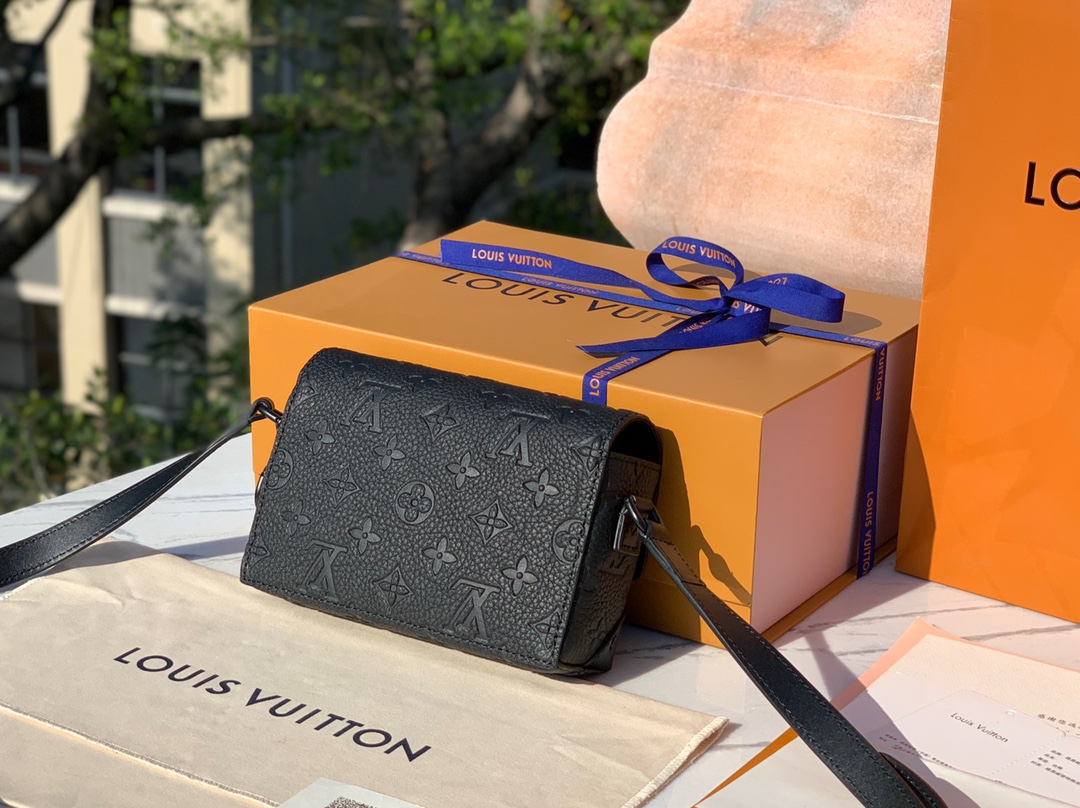 🌼 m81746尺寸18-11-6.5cm上市第一天就卖断货，可想而知这款是多受大众的喜爱，一包难求，L