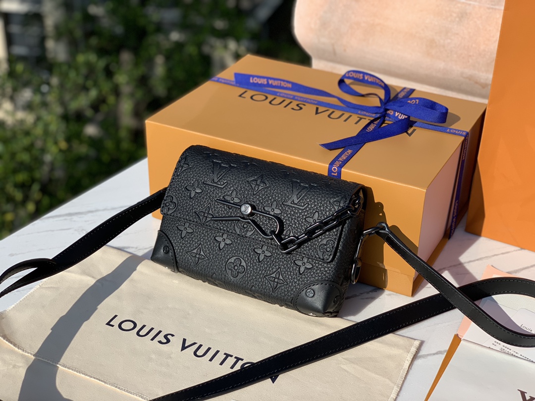 🌼 m81746尺寸18-11-6.5cm上市第一天就卖断货，可想而知这款是多受大众的喜爱，一包难求，L