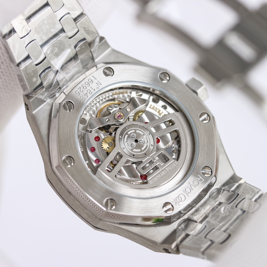 “Review of Audemars Piguet 50th Anniversary Ref. 15550ST Watch with Green Dial” - 图片 9