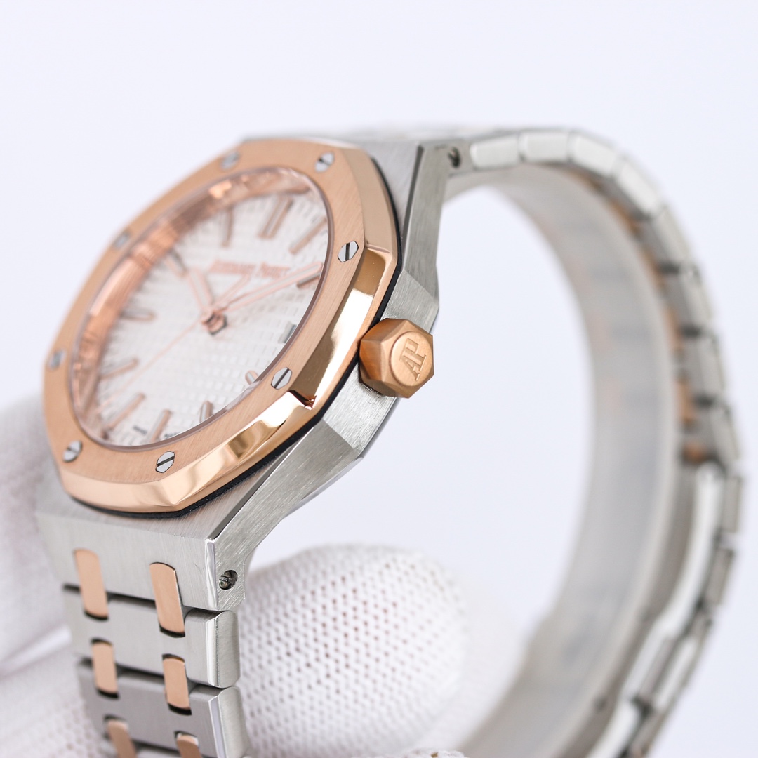 Audemars Piguet 50th Anniversary Watch Ref. 15550ST features new design elements, green dial, and improved comfort for wearers. - 图片 7