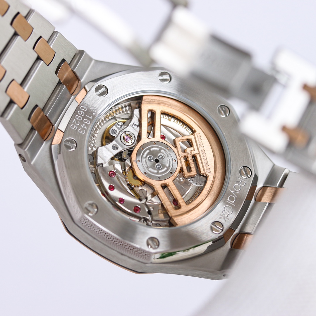 Audemars Piguet 50th Anniversary Watch Ref. 15550ST features new design elements, green dial, and improved comfort for wearers. - 图片 9