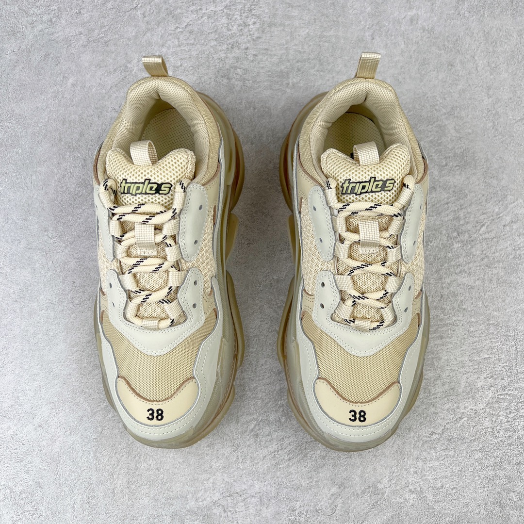 图片[2]-💰400 ＃VG零售版 BALENCIAGA Triple S Clear Sole Sneaker 巴黎世家复古透明气垫运动鞋 黑色做旧 全套原纸板楦头开发 最原汁原味的灵魂版型 全鞋荧光划线卡点 胶水把控整洁度追求极致完美 每一双都是工艺品 多重QC质检 超越公司货的品控标准 实实在在的免检产品 原盒原配 正确字体电绣 粗细、位置、大小正确 侧边TPU 透气孔匹配意产原版 正确气垫分离大底 TPU软底 原版一致大底LOGO 立体感十足 原厂皮料水洗做旧 采购原厂网纱 小牛皮 小羊皮和网眼 复杂的三层外底 采用Clear Sole技术将TPU注入鞋底内部可产生气泡 以提供更多舒适感 更轻的鞋子和减震效果 脚趾边缘绣有尺寸 侧面绣有徽标 背面压印徽标 舌头上的Triple S橡胶品牌 2个鞋带环 包括1个功能环 运动系带系统 带12个织物孔眼 双色鞋带让人想起远足靴的鞋带 后部拉环和舌头拉环 水洗效果 打造老旧外观 正常尺码 Size：35 36 37 38 39 40 41 42 43 44 45 46 编码：by4936070-运动鞋