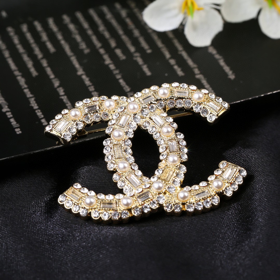 小香Chanel秋冬系列钻石珍珠双C