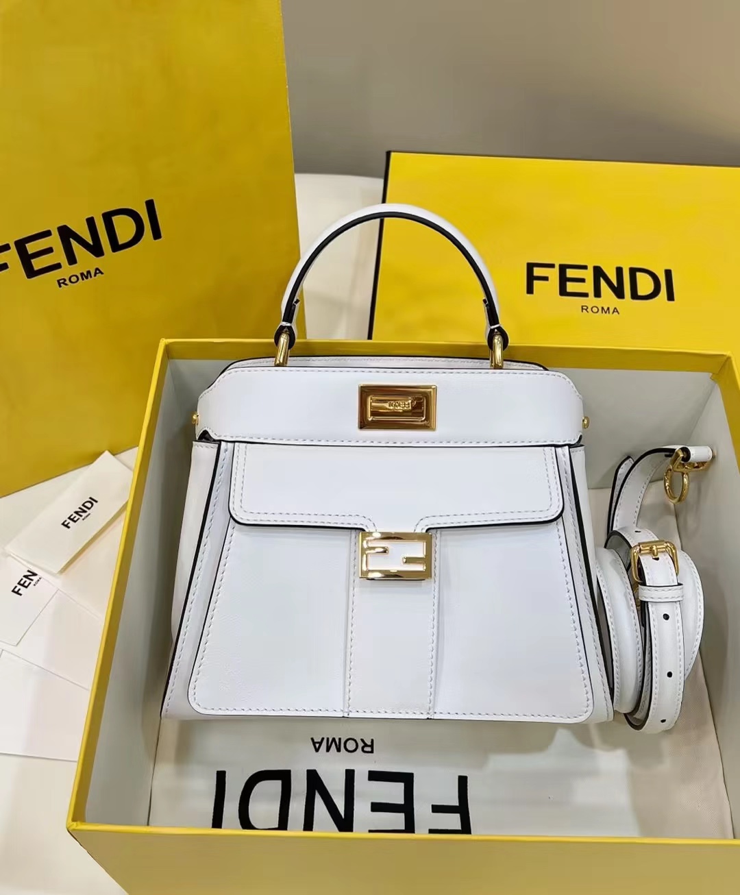 Achetez la meilleure réplique de haute qualité
 Fendi Peekaboo Sacs À Main Or Cuir vache Baguette longue