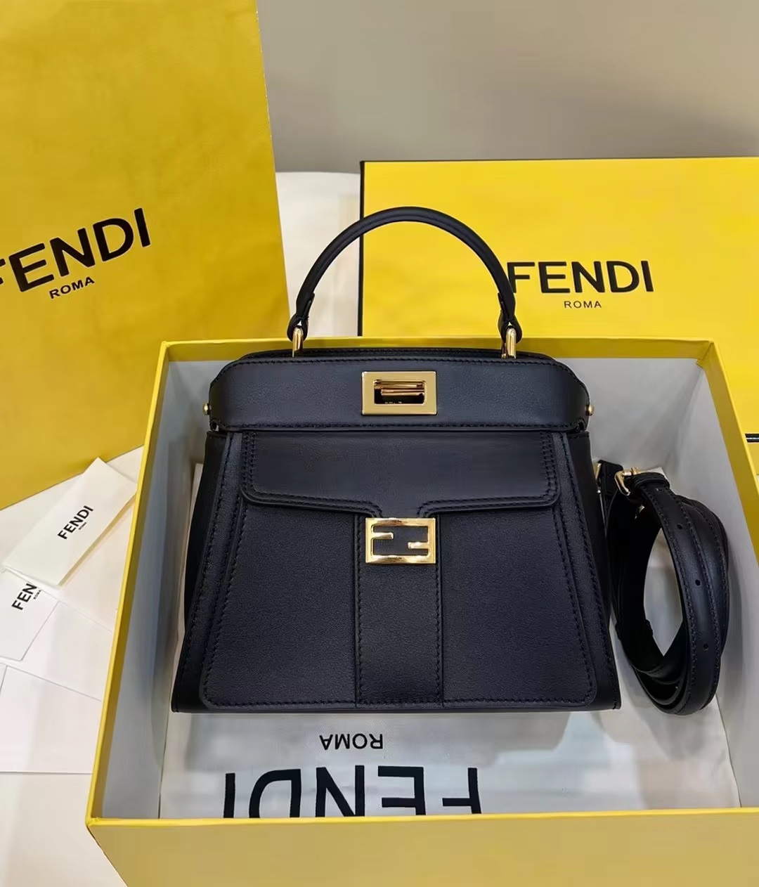 Fendi Peekaboo Sacs À Main Or Cuir de vache Baguette longue