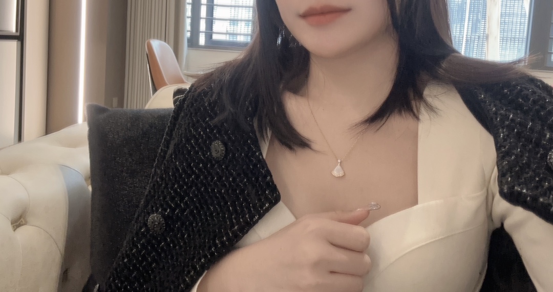 NO:631864,BV fan-shaped diamond necklace,88230,,bottega veneta,necklace,Cardia high-end jewelry19860909BV扇形带钻项链,88230,,bottega veneta,necklace,卡迪亚高端饰品,Jewelry
