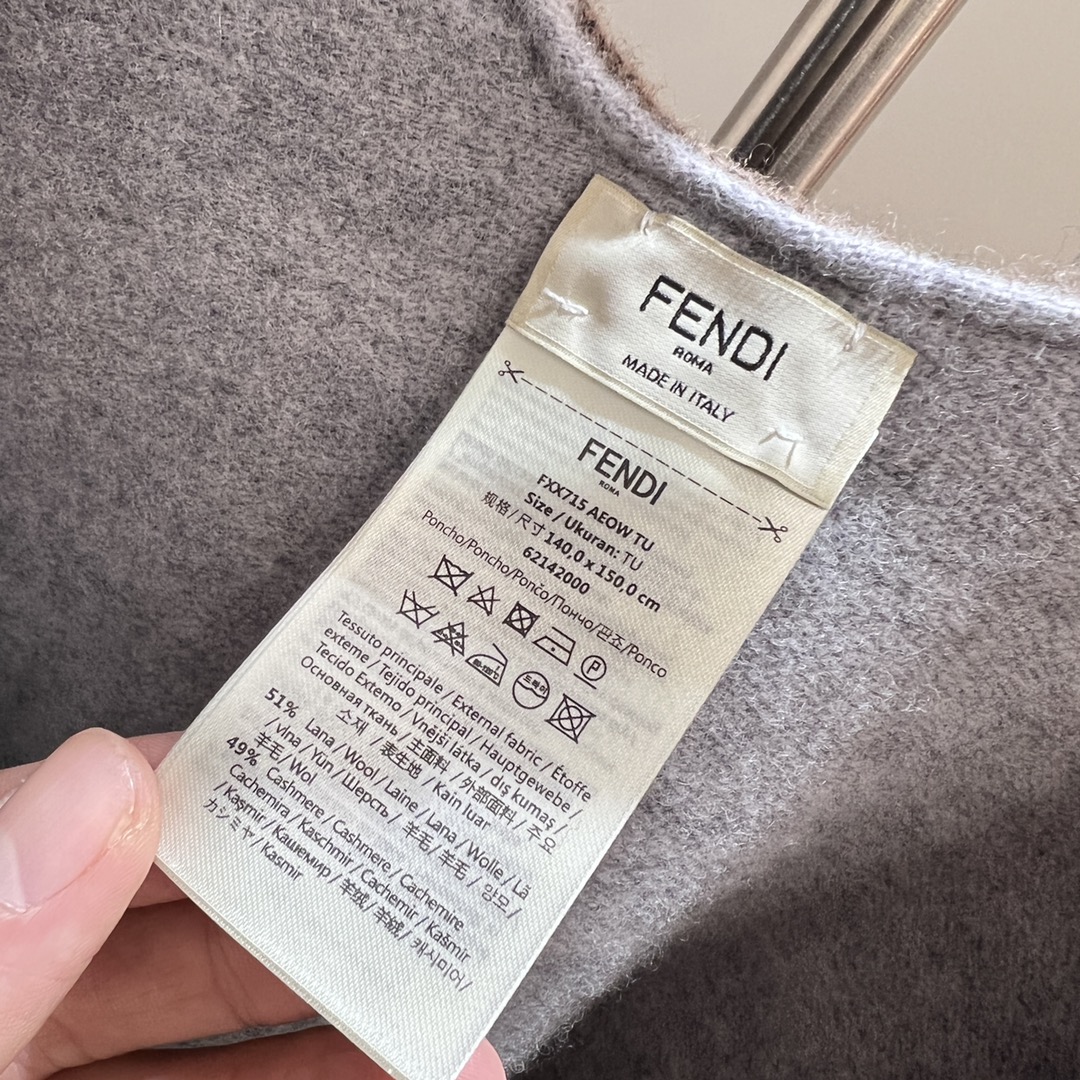 [Fendi Scarves]Size 140x150cm Composition 51 Wool 49 Cashmere Cape big shawl V