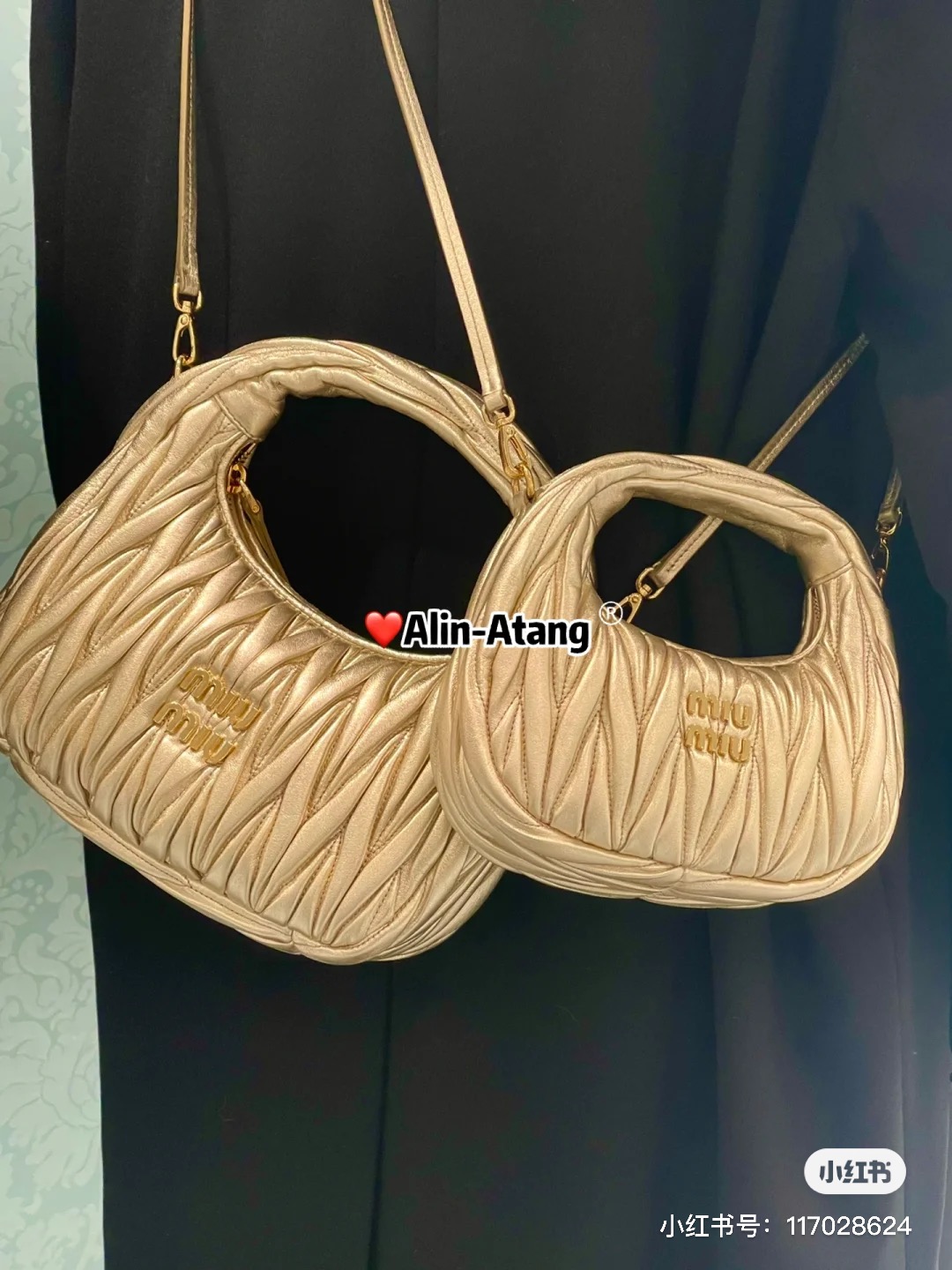 NO:197221,5BMiuMiu's new mini MiuWander handbag, using imported lambskin classic brand iconic Matelasse texture embroidery, retro matte hardware, using round and lonely curves, retaining the playful feeling it should have. The overall shape of the bag is firm and stylish, full of personality, sweet or salty, and has a capacity of shiny. Almost everyone has one of the major fashion owners, with many colors, black, milky white, light gold, light pink, cherry blossom powder, big red, size 18X10X6, with original packaging, MIUMIU, miumiu, sheepskin198609095BMiuMiu新品迷你MiuWander手袋,采用进口小羊皮经典品牌标志性Matelasse纹理绣花,复古磨砂五金,利用圆孤的曲线,保留了应有的俏皮感,包型整体硬挺有型,充满个性,可甜可盐,容量可光,各大时尚搏主几乎人手一个,颜色多多,黑,奶白,浅金,浅粉,樱花粉,大红,尺寸18X10X6,配原版包装,MIUMIU,miumiu,sheepskin,Bag