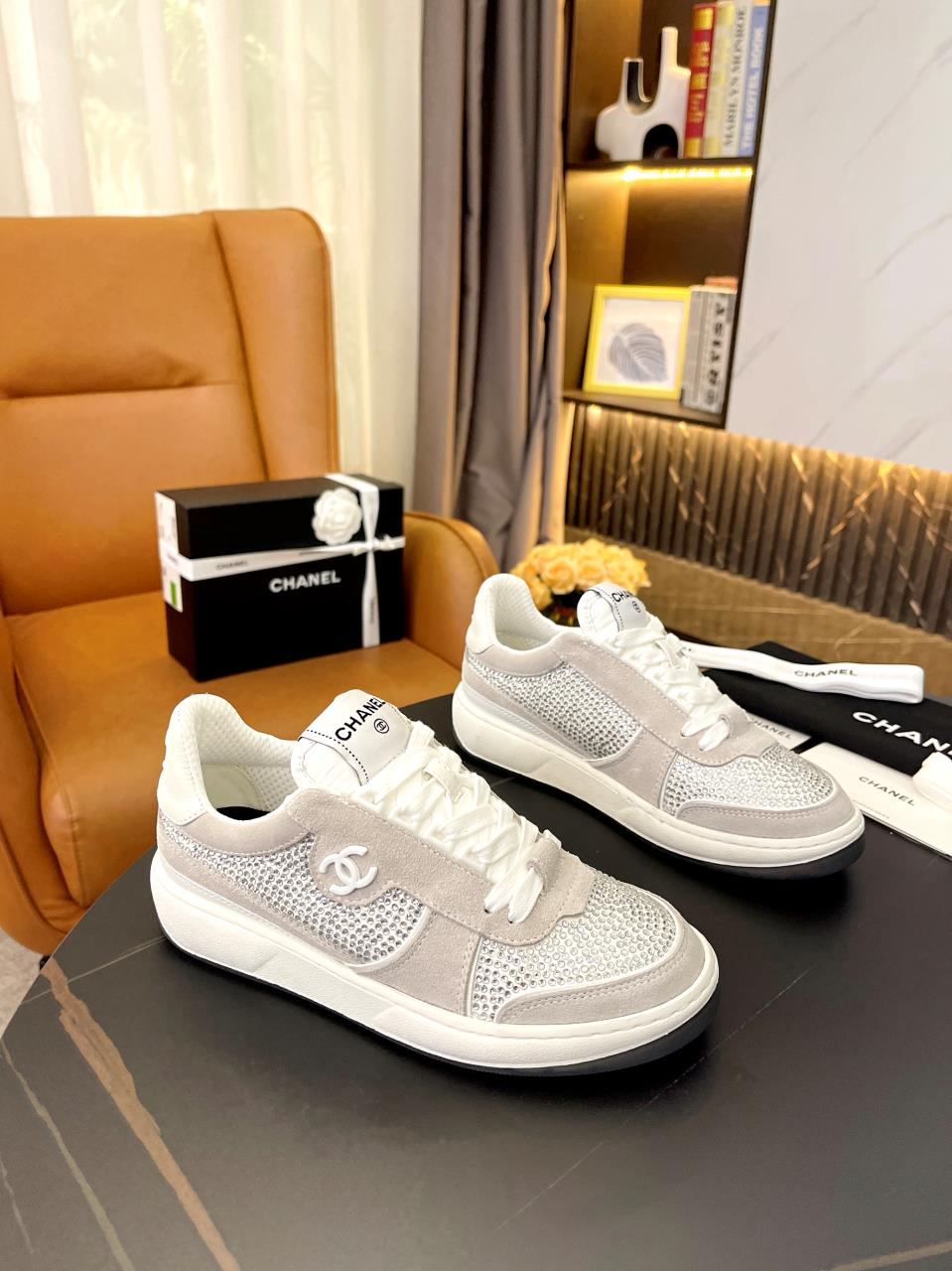 NO:129810,Chanel 23c new arrival~ Xiaoxiang new sports shoes. A super good-looking classic white shoes style, the new color scheme is so beautiful!  The full-drill layout uses Swarovski rhinestones, and there are several types of drills of different specifications and sizes on the drill surface!  The black and white panda color scheme is very good; the mermaid fantasy color scheme is also very special!  It is said that the color scheme is decisive and the feet feel very comfortable!  oh!  Delivery counter exquisite packaging!  Fabric: Original custom cowhide   technology special fabric inner lining: Original imported breathable net, large bottom TPU big bottom, original cover size35-40 (40, 41 size custom made without return or exchange), chanel, sneakers, cowhide19860909chanel 23c new arrival～ 小香新款运动鞋 超好看的经典小白鞋款式,新配色都太好看了吧！ 全钻版面,采用施华洛水钻,钻面有几种规格大小不一的钻！ 黑白熊猫配色很好看呀；还有人鱼♀幻彩配色也很特别！ 都说决绝子配色,脚感超舒适！哦！ 配送专柜精美包装！ 面料: 原版定制牛皮 科技特殊布面 内里: 原版进口透气网里 大底TPU大底,原版套楦 size35-40（40、41码定做不退换）,,chanel,sneakers,cowhide,Women's Shoes