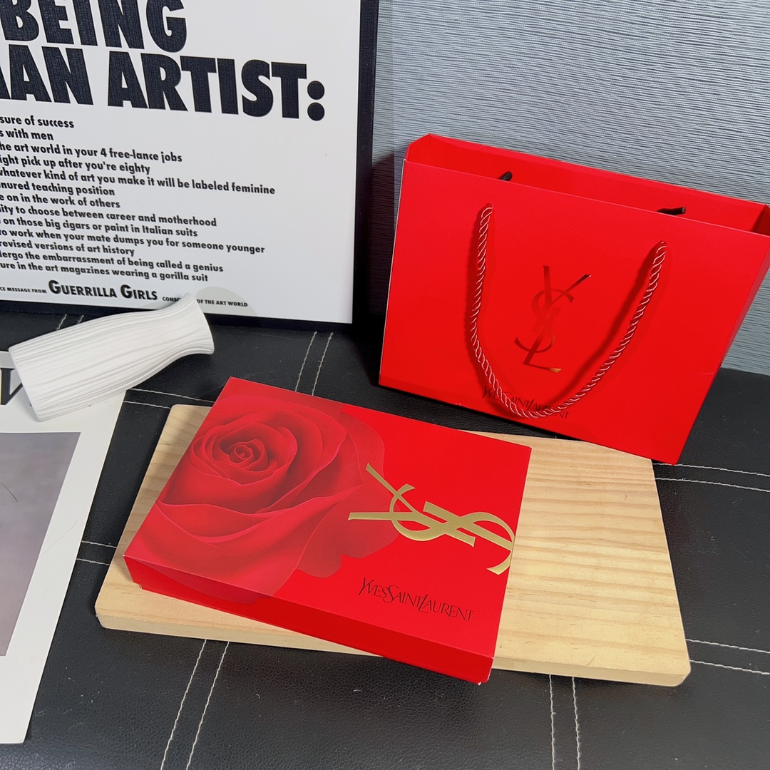 💰130 🎁｜最新款YSL圣罗兰限定口红六件套】

礼盒内含：小金条#1➕小金条#9➕浮雕红条#1966➕浮雕红条#21➕浮雕金条#12➕浮雕金条#23

最新款YSL口红礼盒套装 颜值太高啦😍
高档礼盒包装配手提袋‼️一套在手，化妆不愁！圣罗兰限量版，爱美女性的必备神器，让你亮曝整个秋冬🔥🔥🔥内含全部专柜热销款！金条口红💄6支~