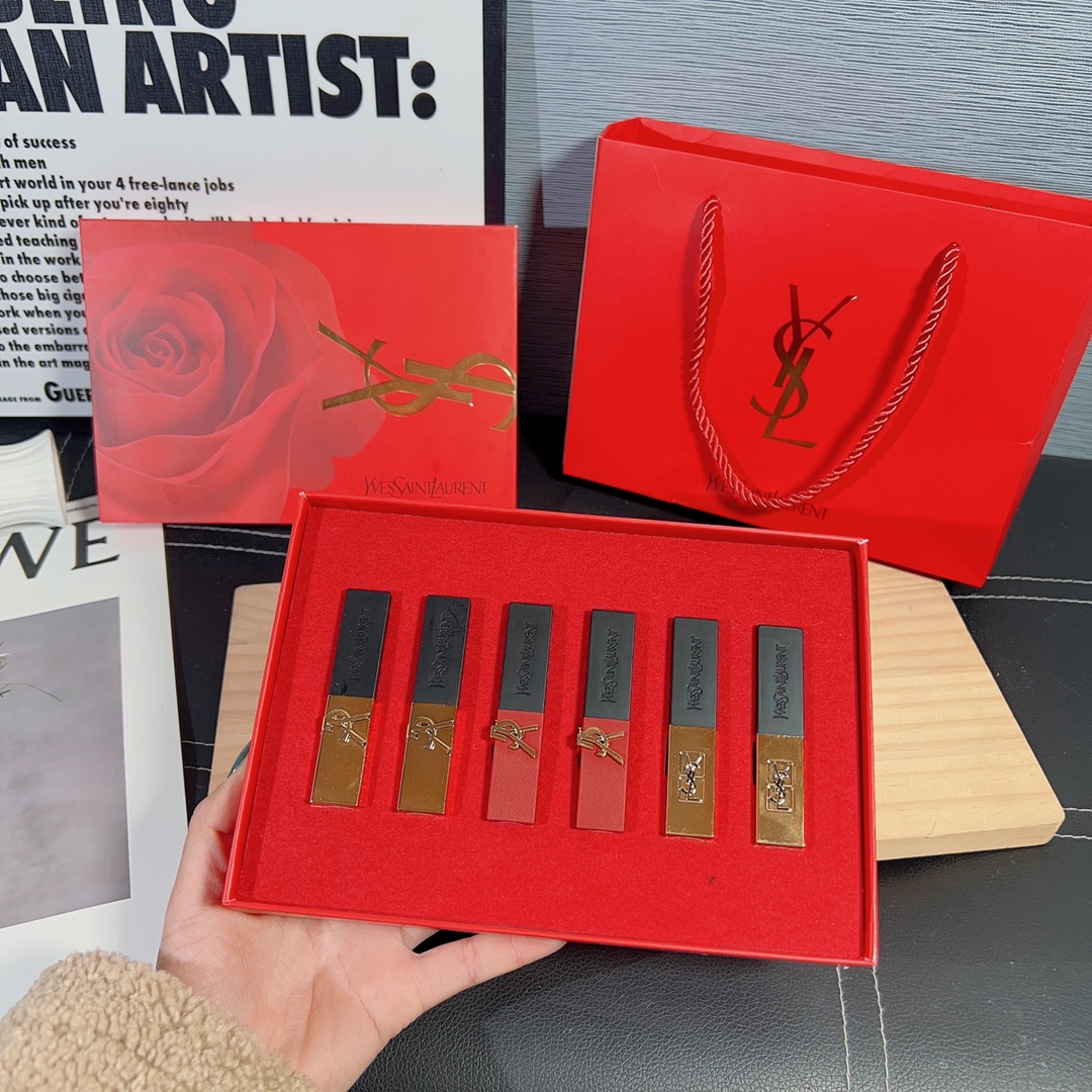 💰130 🎁|最新款YSL圣罗兰限定口红六件套】
礼盒内含:小金条#1➕小金条#9➕浮雕红条#1966➕浮雕红条#21➕浮雕金条#12➕浮雕金条#23
全部都是热门色号🔥🔥🔥
女人没有口红是不完整的!!
强烈给大家种草一波 新年限量款一定要入手
专柜代购品质 送礼你朋友肯定爱死你~