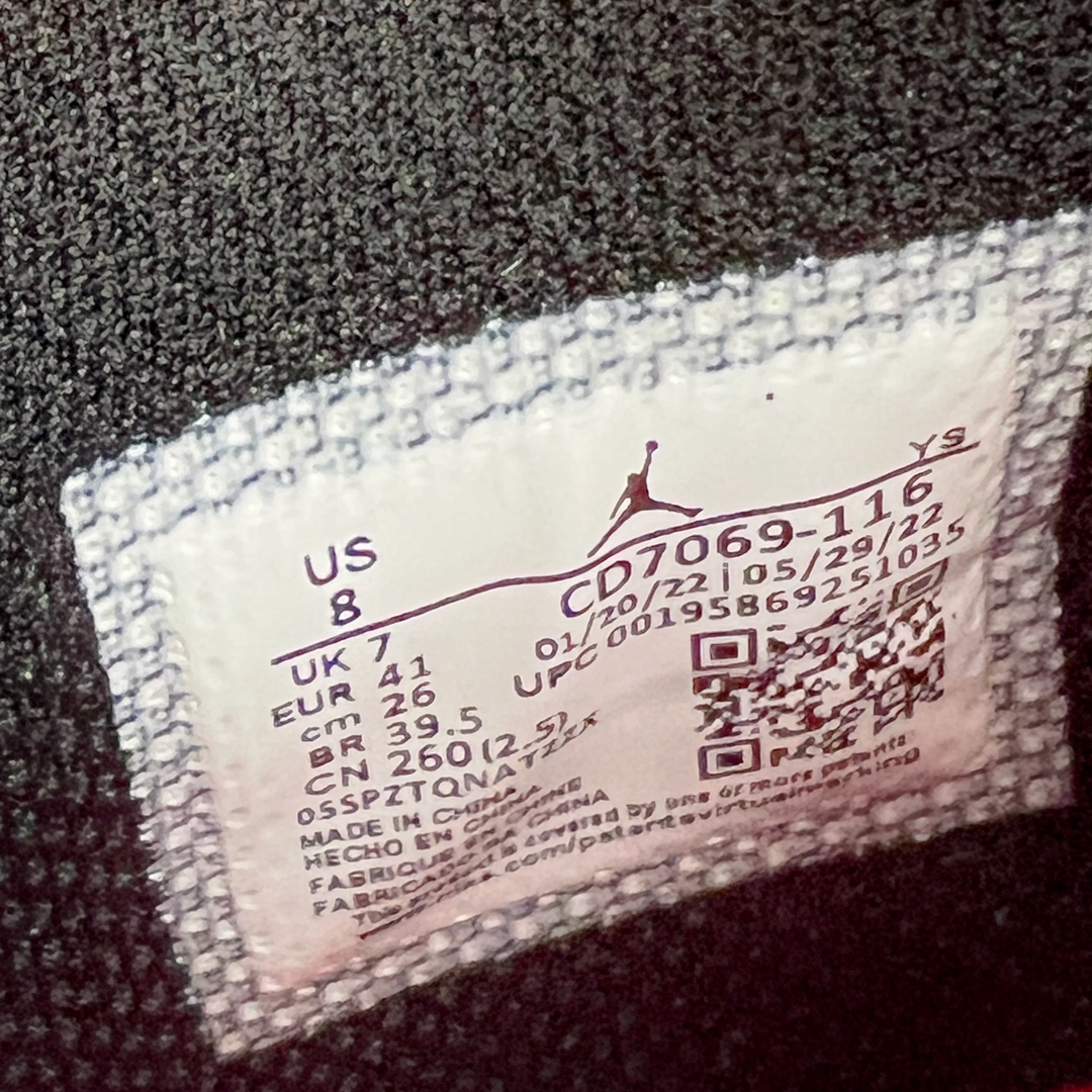 图片[9]-💰220 ＃KZ神版 Air Jordan Legacy AJ312 Low 低帮复古篮球鞋 白黑红芝加哥 CD7069-116 市场最强独一档产物 全套原纸板楦头开发 原厂大底磨具加持立体防滑纹理 原档数据后跟TPU子母扣魔术贴 原装可视Air Sole气垫 原汁原味最完美的312代版型 唯一正确鞋头趴度弧度高度鞋身腰线 进口港宝加持 后跟自然饱满 全鞋荧光划线卡点 追求极致完美 每一双都是工艺品 多重QC质检 超越公司货的品控标准 实实在在的免检产品 鞋身采用了皮革材质打造 横跨鞋面的魔术贴十分吸睛 侧面的Swoosh Logo的一部分被鞋面遮挡了一部分 颇具玩味 魔术贴上标有NK标识 而鞋舌上是Jordan的经典红色飞翼Logo 后跟和鞋底均采用了AJ3的设计 后跟上同样也使用了经典的爆裂纹图案 SIZE：36 36.5 37.5 38 38.5 39 40 40.5 41 42 42.5 43 44 44.5 45 46 47.5 编码：by2936090-运动鞋