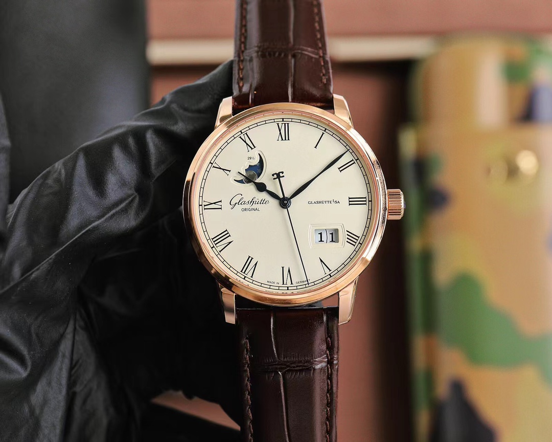 NO:385216,V9 Glashütte original councillor 1-36-04 original mold opening copy, breaking through the bug where the market version calendar cannot double jump, 3D printed mold opening three-dimensional moon phase disc (non-plane), synchronous original size 40mm*12mm, accessories can be universally used, white pearl white has a grainy feeling. Reasons to buy 1. [Strong movement] The movement realizes the original double jump calendar function, using imported NH35 as the basic movement, ensuring stability under complete functions, and the rework rate is extremely low; 2. [Literal realism] The literal scale, window and needle position layout is almost exactly the same as the original, the font thickness, pen tip and gloss are not inferior to the original, the white surface is the same pearl white as the original, and the grainy texture is delicate and strong; 3. [3D moon phase disc] The only 3D moon phase technology in the market that breaks through synchronized with the genuine product (non-plane);  4. [Universal accessories] Thanks to the benefits of opening the mold according to the original, the outer contact parts such as shell, clasp, ring mouth, bottom cover glass, etc. can be used in the original, and the shell type 98 is close to the original; 5. [Devil details] The needle needle surface has been polished and the needle tip is round (the best among the burned blue steel pointers. Many identification experts judged the needle tip as a fake watch based on the one-size-fits-all test, and the small factory will not use it due to cost issues). This pointer process has extremely high scrap rate. The details of the case chamfering, the lines are super smooth, and the side slack is the same as the original. CNC+ manual polishing hardware, all LOGO and other corrosion words on the hardware do not retain any processing traces, and the mirror surface is extremely transparent, as if there is no glass.  This is a Glashutte original copy that truly takes into account both inside and outside, and it is not expensive. Paying tribute to the original and thanks to the early market versions for testing, which has created such a high-quality work today.,,glashutte19860909V9格拉苏蒂原创议员1-36-04款原装开模副本,突破了市场版本日历无法双跳的BUG,3D打印开模立体月相盘（非平面）,同步原装尺寸40mm*12mm,配件均可通用原装,白面珍珠白颗粒感十足.入手理由 1、【机芯强大】机芯实现了原装一样的双跳日历功能,采用进口NH35作为基础机芯,在功能完整的情况下确保稳定性,返修率极低； 2、【字面乱真】字面刻度、窗口和针位布局几乎和原装一模一样,字体粗细、笔锋和光泽丝毫不逊色原装,白面和原装一样的珍珠白,颗粒感细腻质感强； 3、【3D月相盘】市场唯一一家突破与正品同步的3D月相技术（非平面）； 4、【配件通用】得益于所有配件按原装开模的好处,壳、表扣、圈口、底盖玻璃等外触零件都可以通用原装,壳型98接近原装； 5、【魔鬼细节】表针针面做过抛光处理,针尖圆润（烧蓝钢指针中的极品,很多鉴定专家以表针针尖一刀切判定为假表,小厂限于成本问题不会用）,这种指针工艺报废率极高,表壳倒角细节之处,线条超顺滑,侧面拉沙和原装一样,CNC+人工打磨五金,五金上的所有LOGO等腐蚀字不保留任何加工痕迹,镜面通透度极高,仿佛没有玻璃. 这是真正内外兼顾的一款格拉苏蒂原创副本,而且价格不贵.致敬原装也感谢早期市面版本的试水,才有了如今这么优质的作品.,,glashutte,Watch