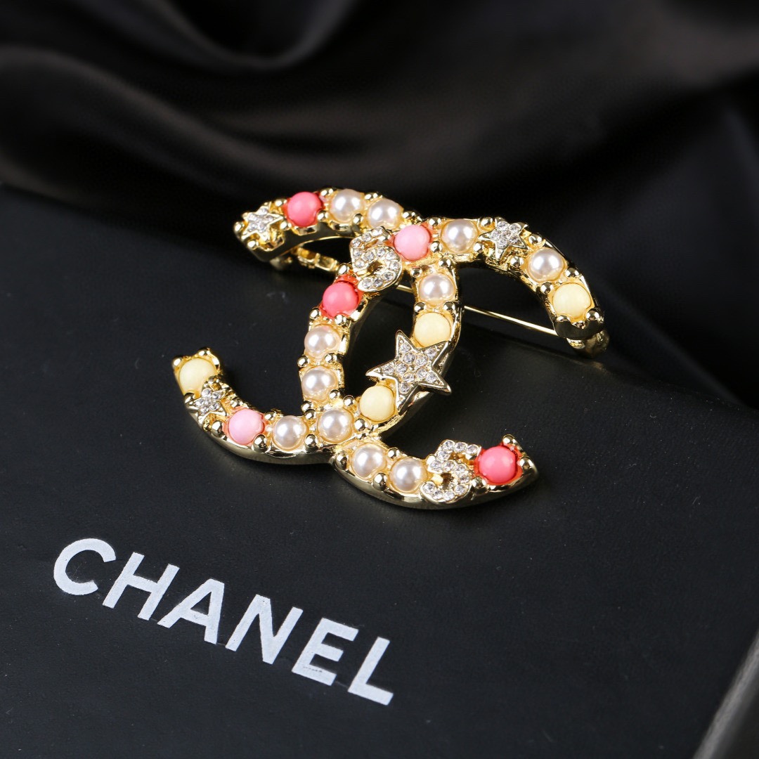  香奈儿 Chanel 秋冬系列 5号 珍珠 钻石  双C胸针  别有心机设计的一款 超级完美 时髦元素