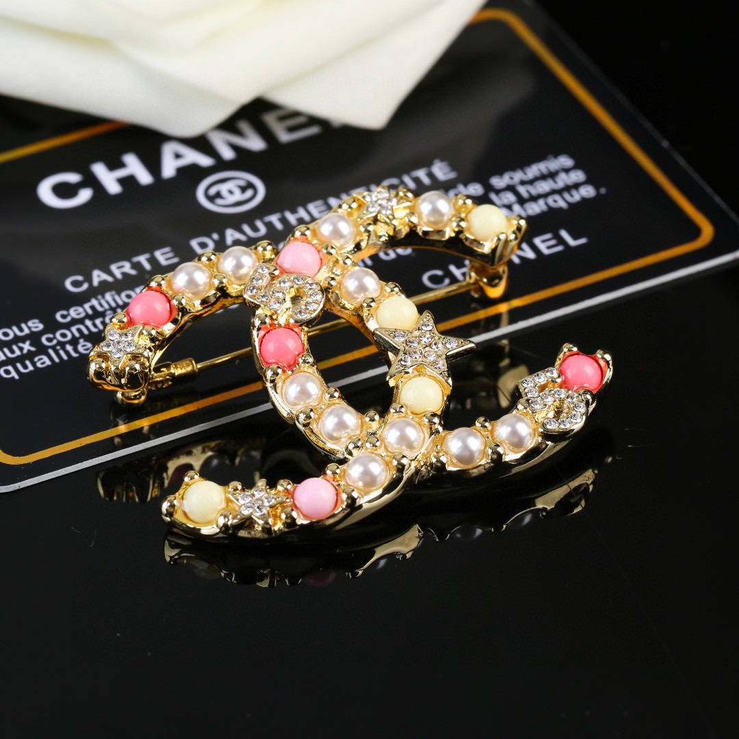  香奈儿 Chanel 秋冬系列 5号 珍珠 钻石  双C胸针  别有心机设计的一款 超级完美 时髦元素