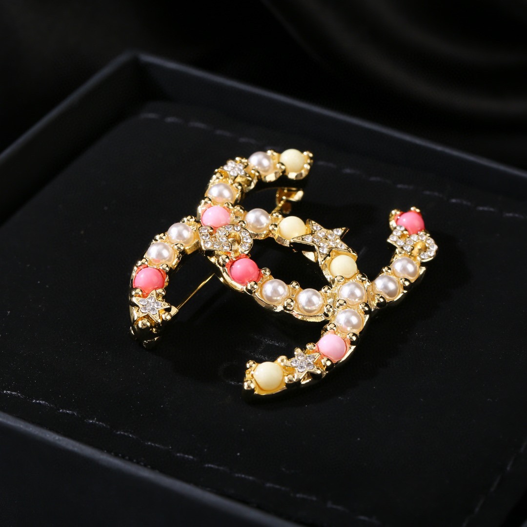  香奈儿 Chanel 秋冬系列 5号 珍珠 钻石  双C胸针  别有心机设计的一款 超级完美 时髦元素