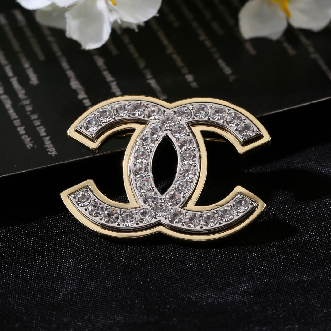  香奈儿 Chanel 秋冬系列 双色 钻石  双C胸针  别有心机设计的一款 超级完美 时髦元素添加
