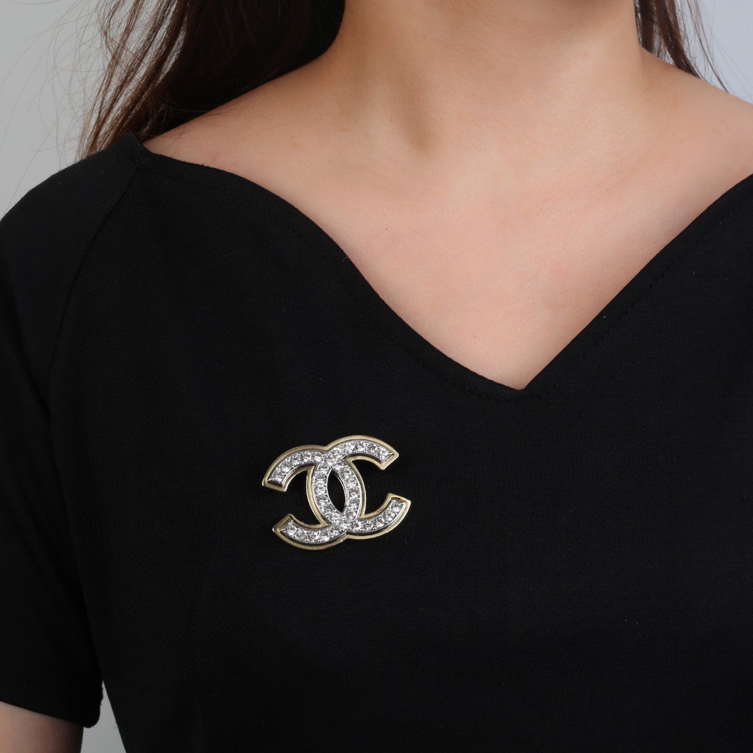  香奈儿 Chanel 秋冬系列 双色 钻石  双C胸针  别有心机设计的一款 超级完美 时髦元素添加