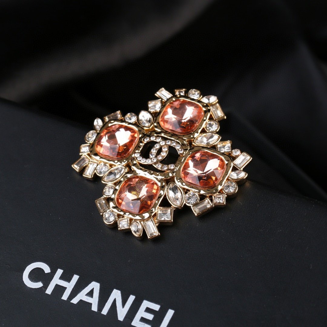 香奈儿Chanel秋冬系列钻石双C胸