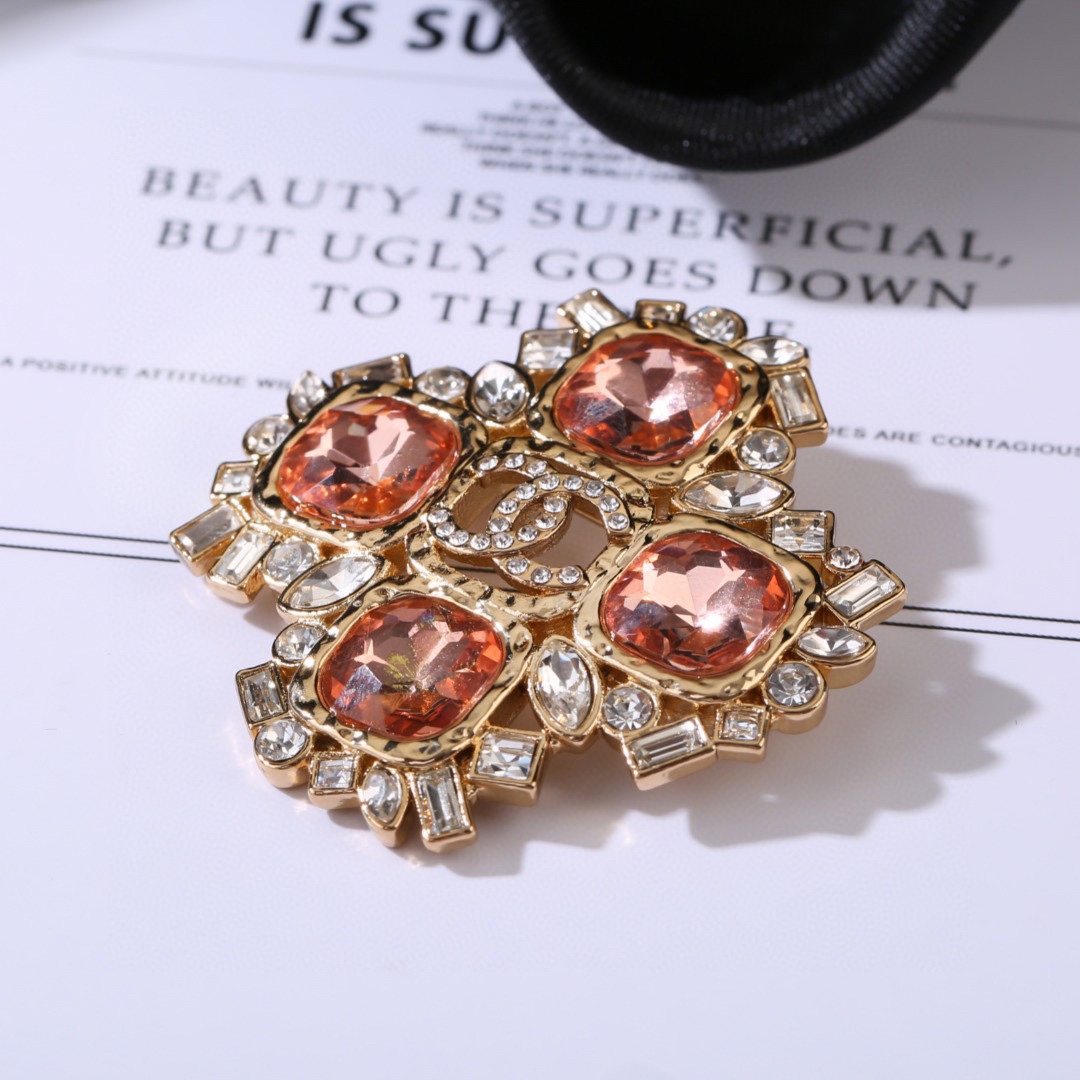 香奈儿Chanel秋冬系列钻石双C胸针别有心机设计的一款超级完美时髦元素添加