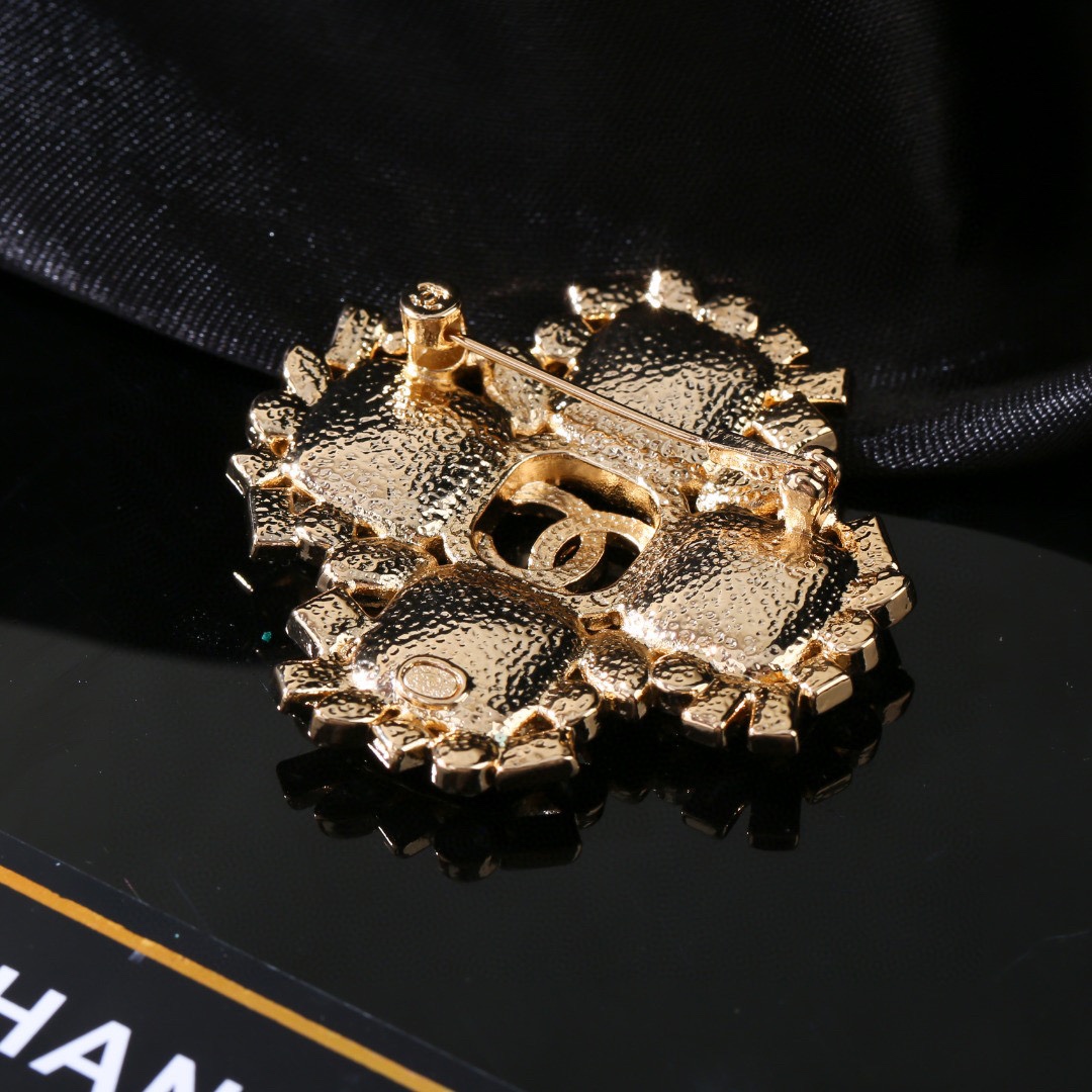 香奈儿Chanel秋冬系列钻石双C胸针别有心机设计的一款超级完美时髦元素添加