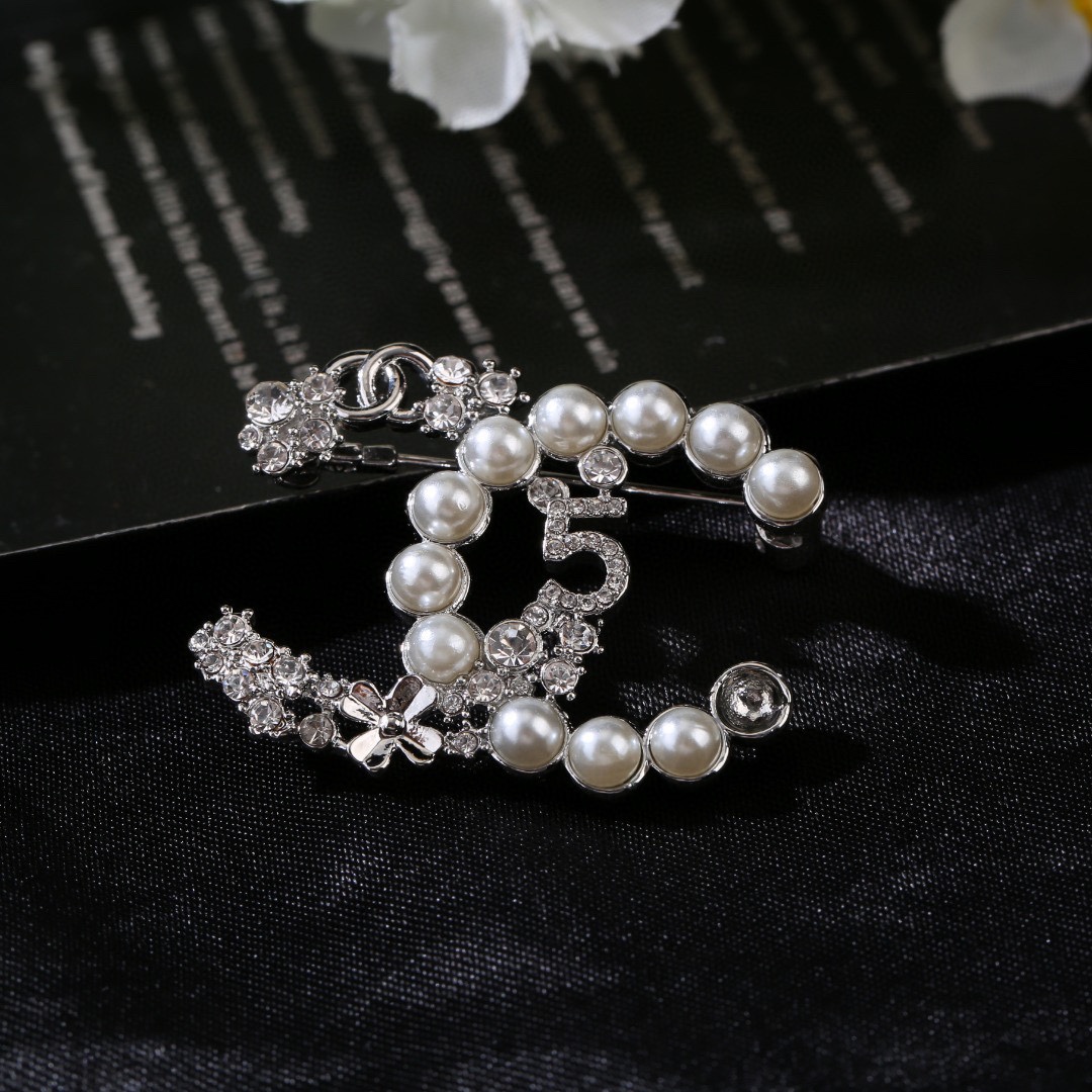 Chanel mirror quality
 Jewelry Brooch Fall/Winter Collection