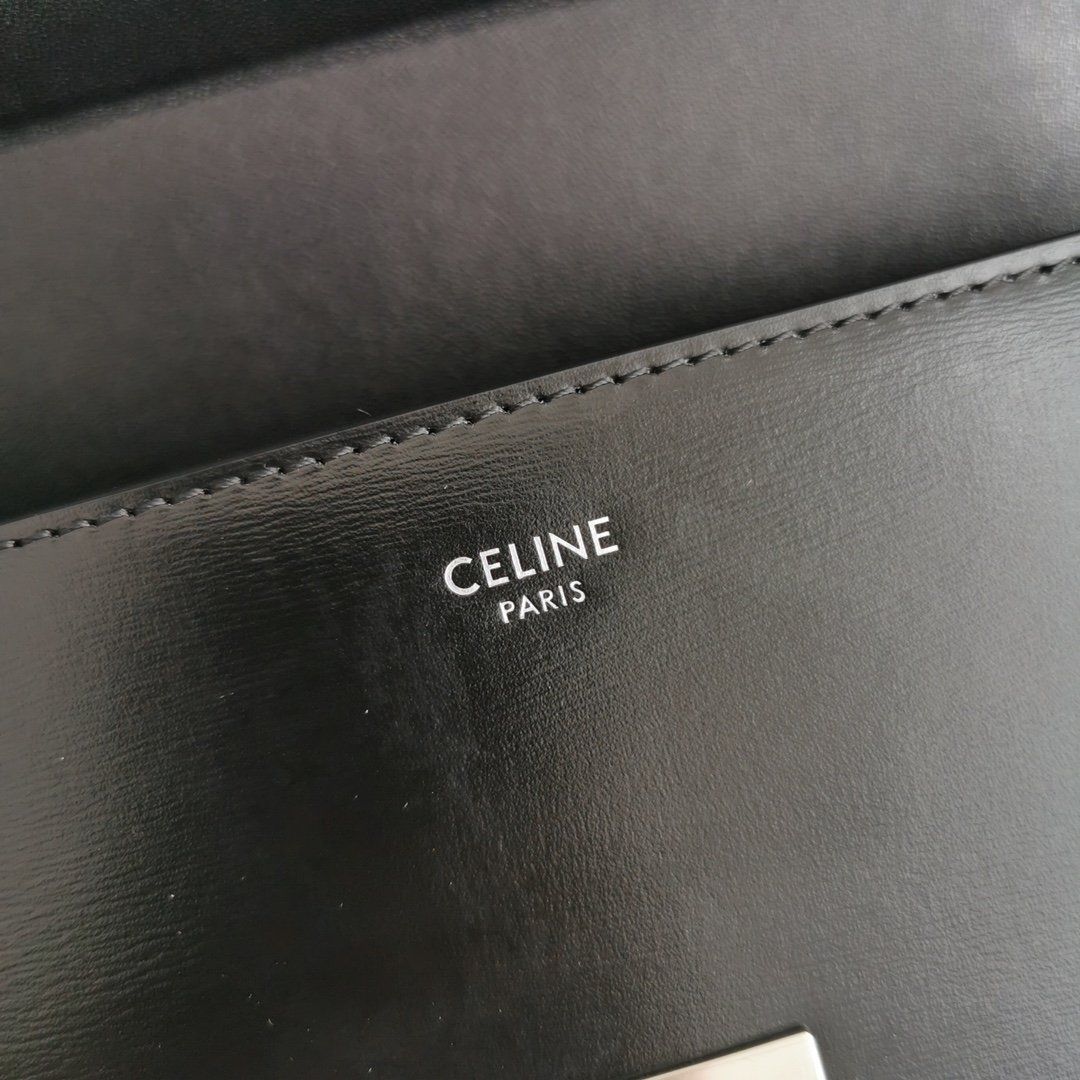 新品上线️️CE新出链条盒子包这款盒子有手挽款皮带肩带款带手挽款气质稍成熟这款链条款更年轻化硬质盒子材质