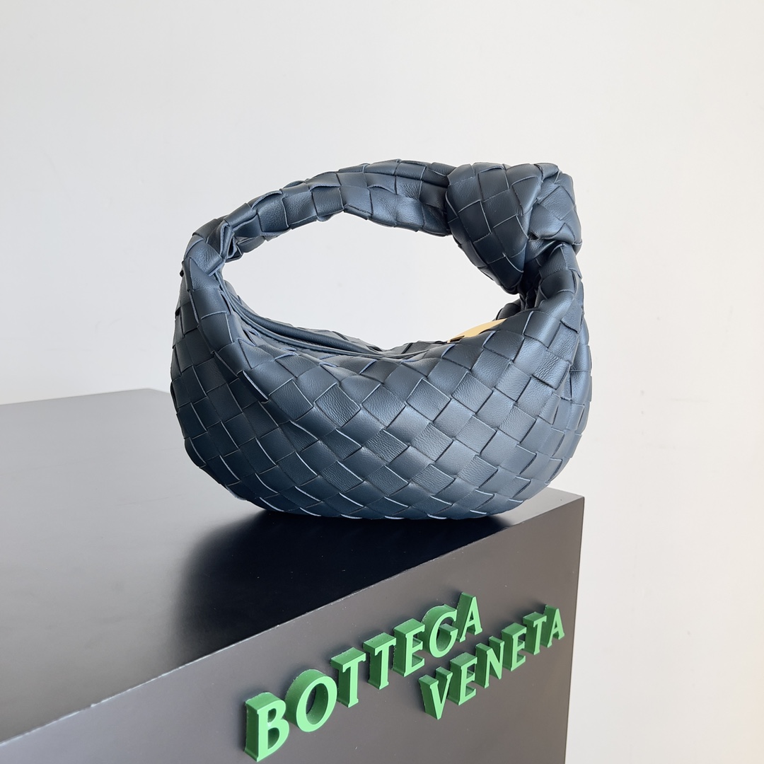 Bottega veneta͙.———\n最新款编织打结hobo \n    顶级小羊皮皮质很软，包形独特特别实用耐装，保留了传统的编织元素的同时多了几分张扬～ 采用羊皮手工编织制作 拉链开合 弧形无缝结构 搭配起来毫不费力 力荐  市场最高端欢迎来对比\n         【出厂均配全套包装】\nsize：xxcm。   型号：