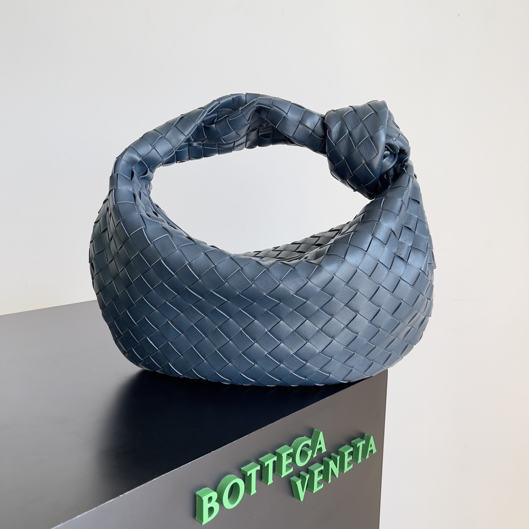 Bottega veneta͙.———\n最新款编织打结hobo \n    顶级小羊皮皮质很软，包形独特特别实用耐装，保留了传统的编织元素的同时多了几分张扬～ 采用羊皮手工编织制作 拉链开合 弧形无缝结构 搭配起来毫不费力 力荐  市场最高端欢迎来对比\n         【出厂均配全套包装】\nsize：xxcm。   型号：