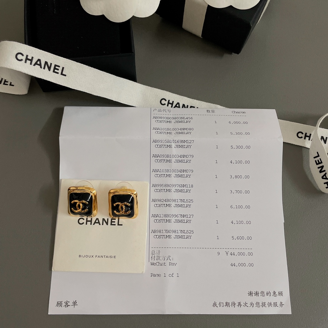  高品质 细节如图【香曲边金黑耳钉】Z 4100，🤩经典的金黑配色，太绝了❣️墙裂推荐！绝对的经典，超级