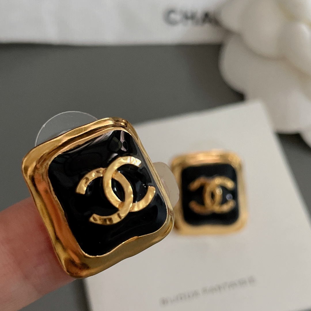  高品质 细节如图【香曲边金黑耳钉】Z 4100，🤩经典的金黑配色，太绝了❣️墙裂推荐！绝对的经典，超级