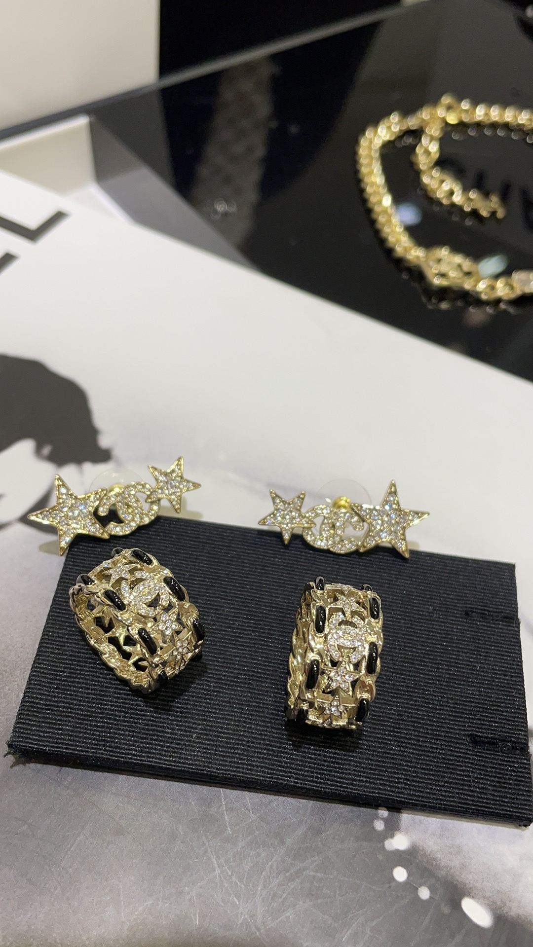 今日到货⭐️早春系列
𝑪𝒉𝒂𝒏𝒆𝒍 23C新款复古皮穿链水钻星星双C戒指

浅金色低调优雅 搭配皮穿链元素超酷🆒
满钻小星星超可爱 休闲时髦感get✔️
购入yb定制 小羊皮➕施华洛钻
size：美码6-7-8  