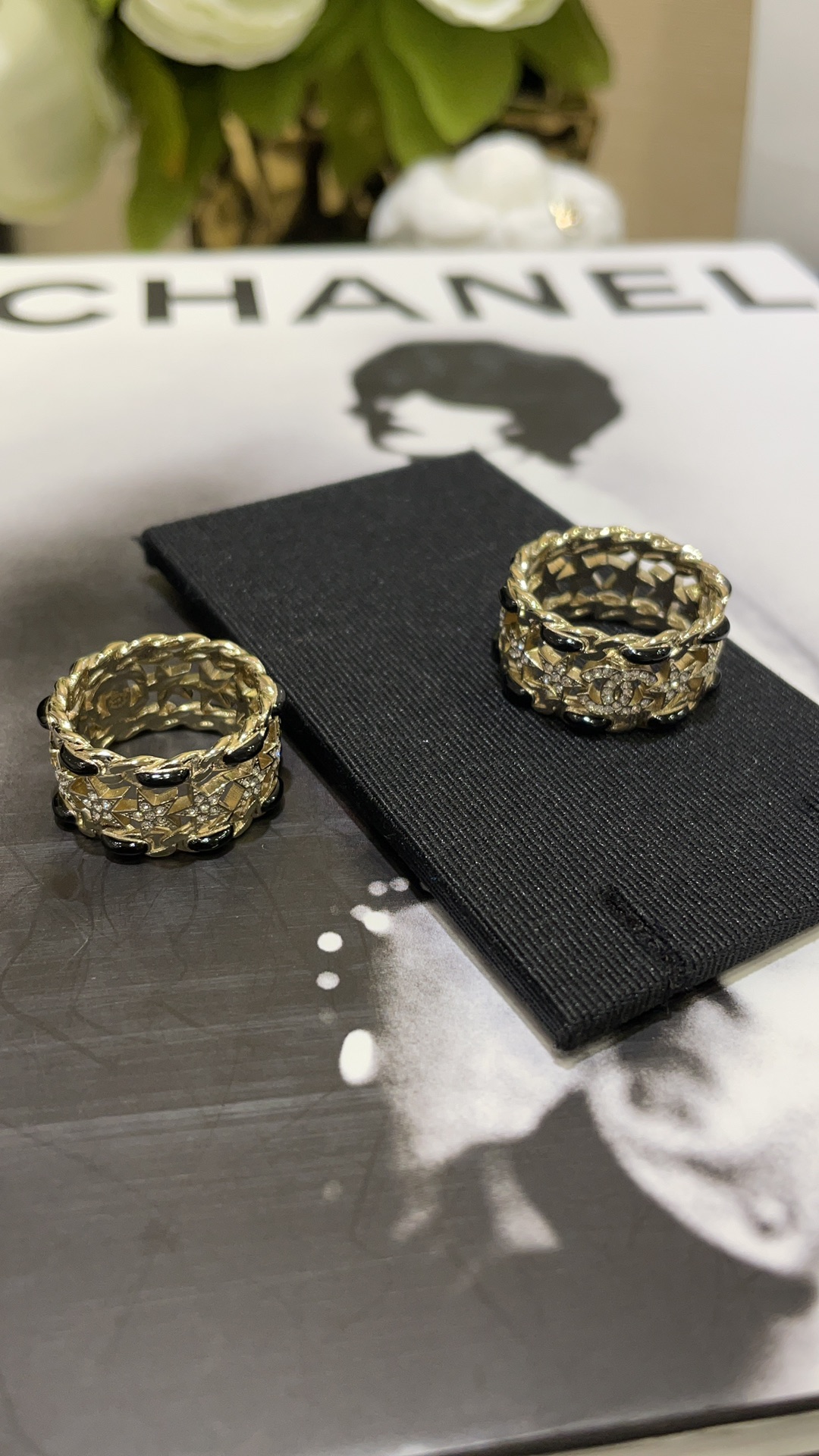 今日到货⭐️早春系列
𝑪𝒉𝒂𝒏𝒆𝒍 23C新款复古皮穿链水钻星星双C戒指

浅金色低调优雅 搭配皮穿链元素超酷🆒
满钻小星星超可爱 休闲时髦感get✔️
购入yb定制 小羊皮➕施华洛钻
size：美码6-7-8  