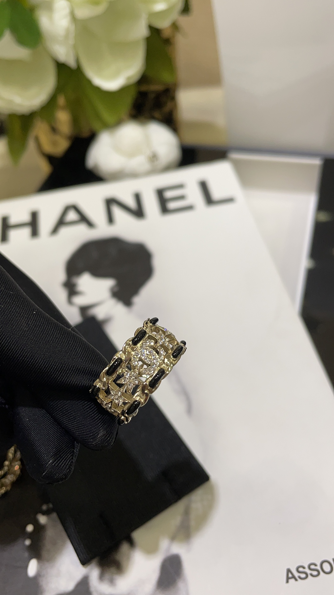 今日到货⭐️早春系列
𝑪𝒉𝒂𝒏𝒆𝒍 23C新款复古皮穿链水钻星星双C戒指

浅金色低调优雅 搭配皮穿链元素超酷🆒
满钻小星星超可爱 休闲时髦感get✔️
购入yb定制 小羊皮➕施华洛钻
size：美码6-7-8  