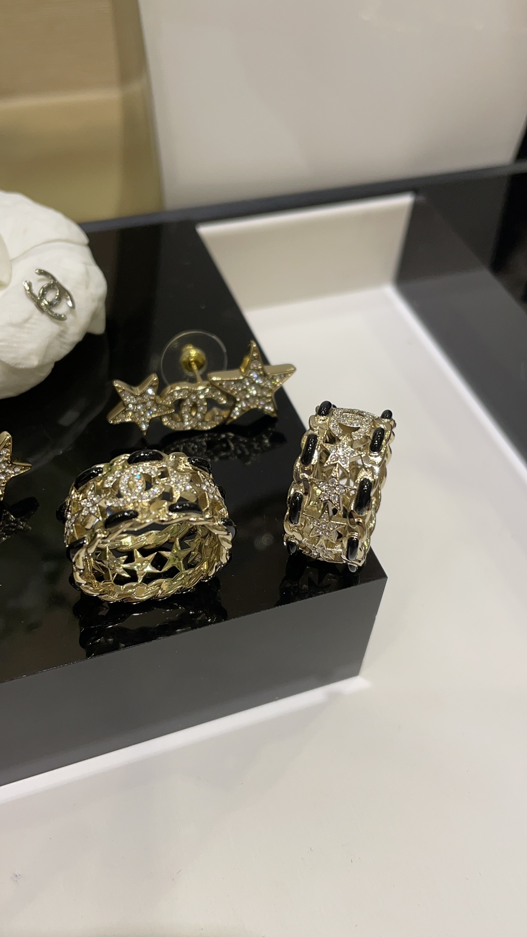 今日到货⭐️早春系列
𝑪𝒉𝒂𝒏𝒆𝒍 23C新款复古皮穿链水钻星星双C戒指

浅金色低调优雅 搭配皮穿链元素超酷🆒
满钻小星星超可爱 休闲时髦感get✔️
购入yb定制 小羊皮➕施华洛钻
size：美码6-7-8  