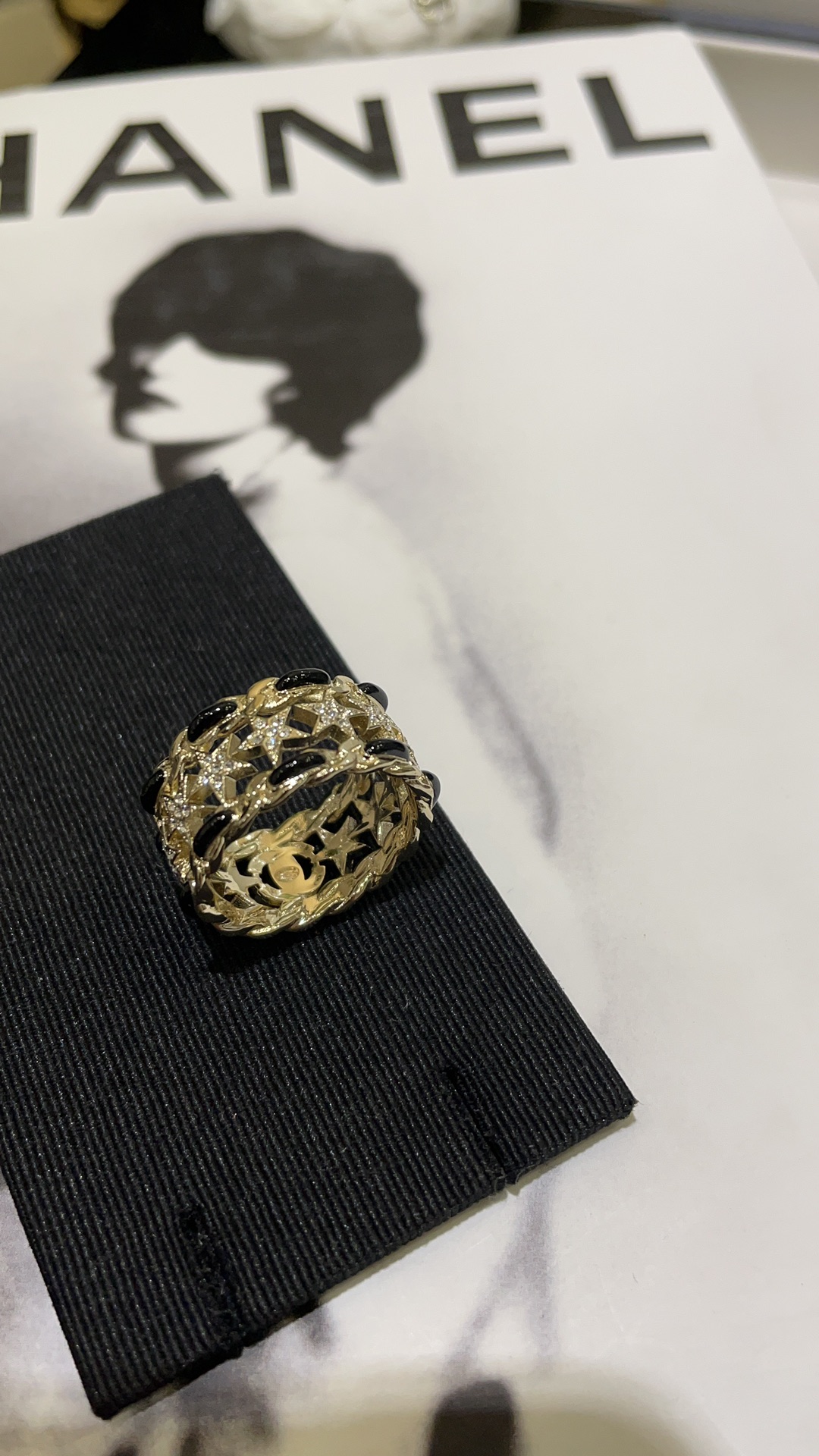 今日到货⭐️早春系列
𝑪𝒉𝒂𝒏𝒆𝒍 23C新款复古皮穿链水钻星星双C戒指

浅金色低调优雅 搭配皮穿链元素超酷🆒
满钻小星星超可爱 休闲时髦感get✔️
购入yb定制 小羊皮➕施华洛钻
size：美码6-7-8  