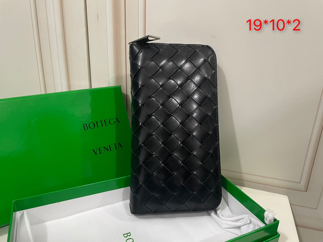 Portefeuille long zippé en cuir tressé BV
